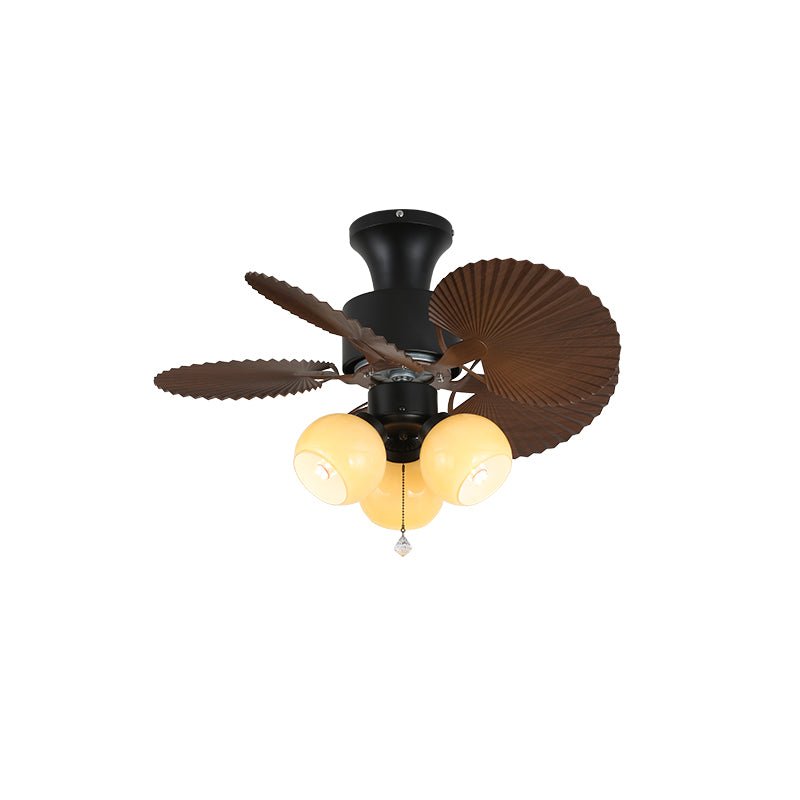 Unteransicht der Ventilatorleuchte mit Beleuchtung.