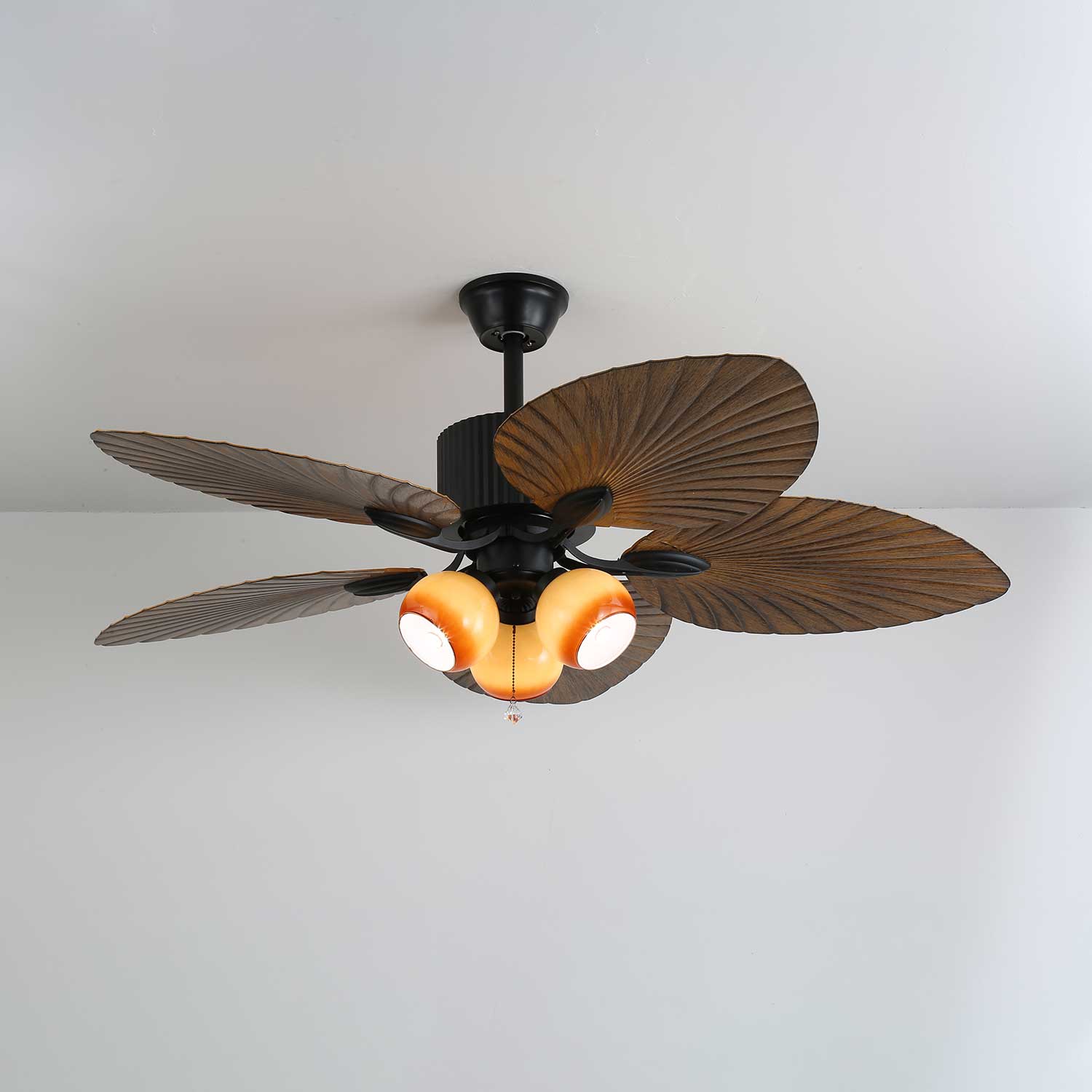 Nahaufnahme der Nussbaumholz-Oberfläche und der ABS-Flügel des Deckenventilators.