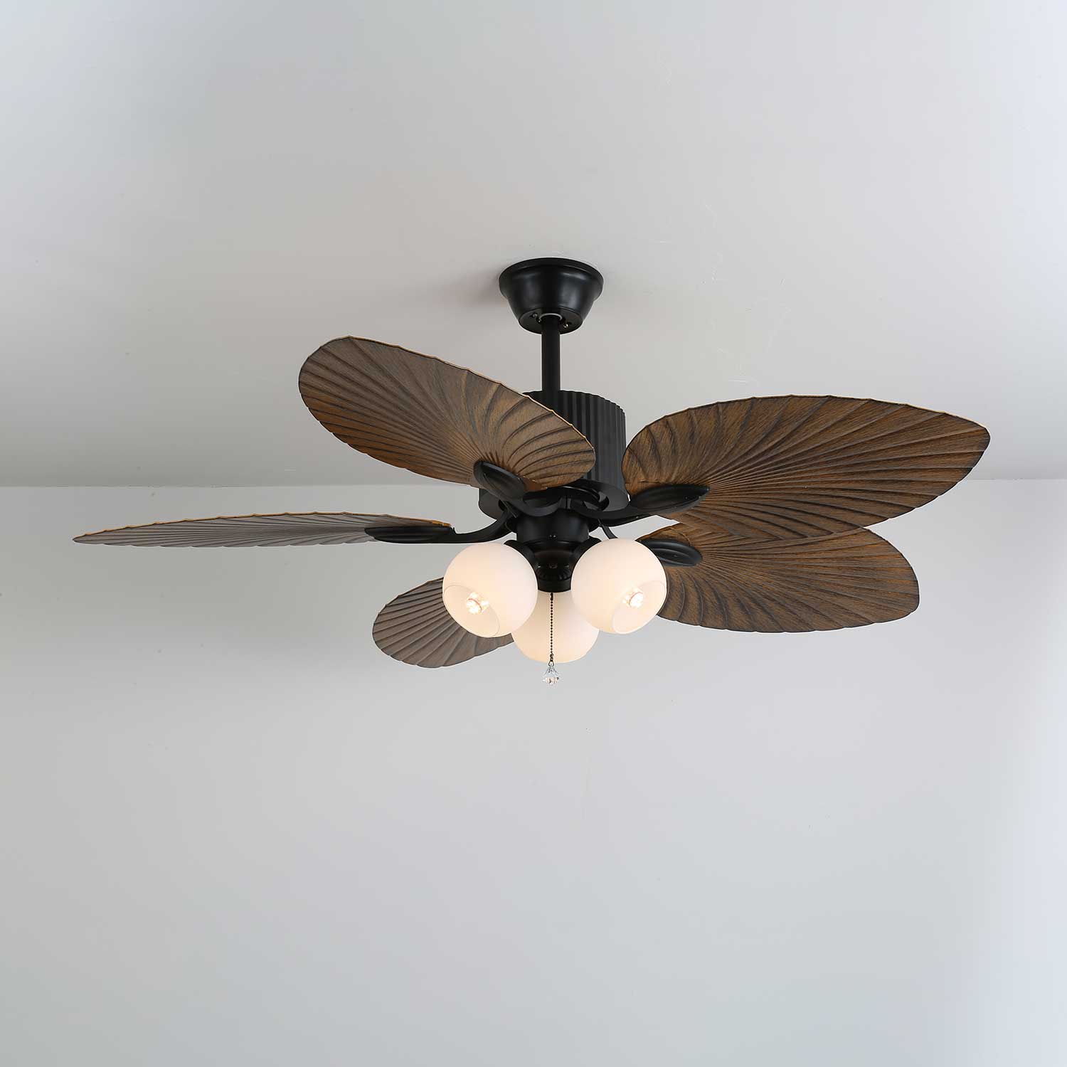Der Deckenventilator mit Beleuchtung aus einem niedrigeren Winkel, der seinen Vintage-Stil zeigt.