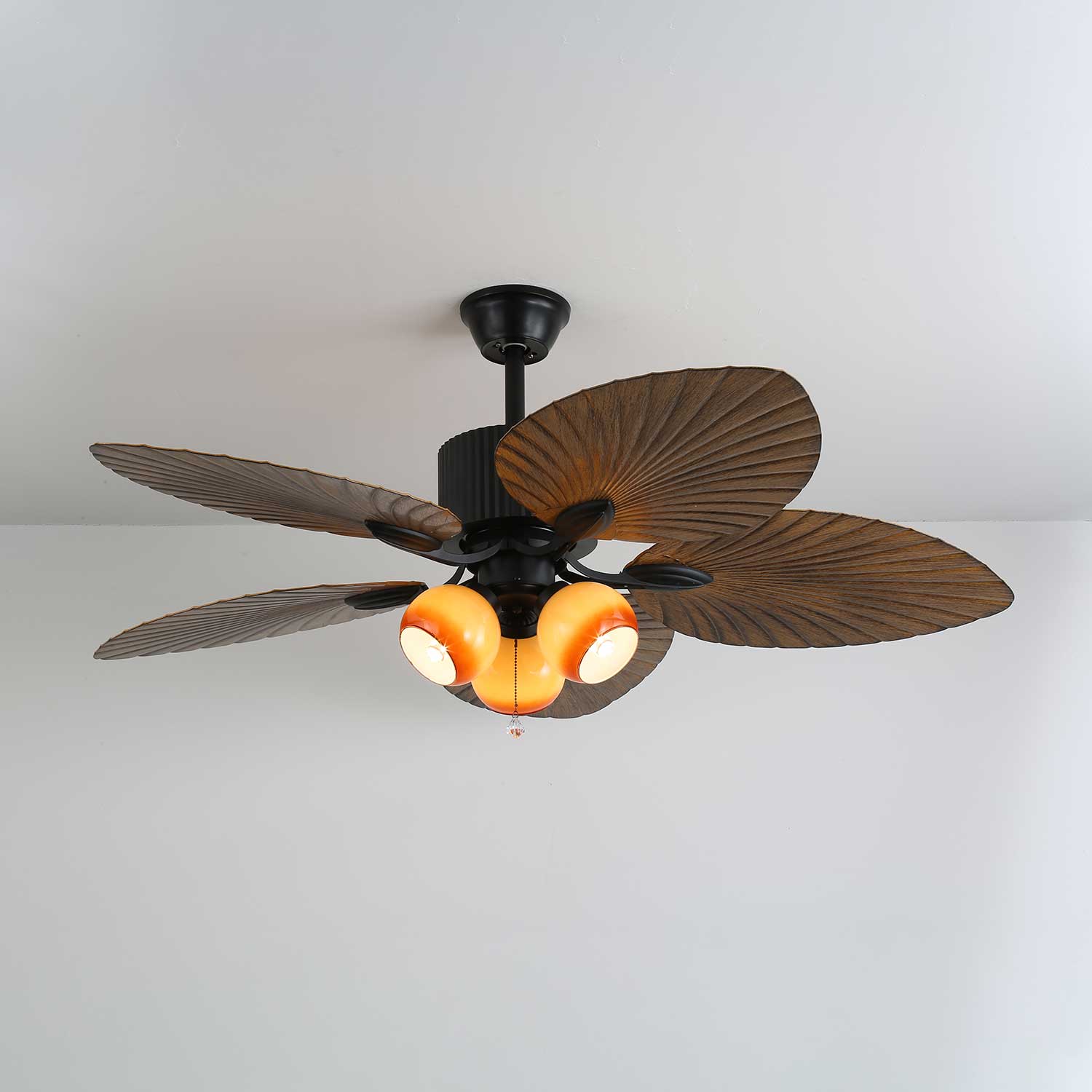Deckenventilator mit Beleuchtung, integriertem Glasschirm und LED-Lichtquelle.