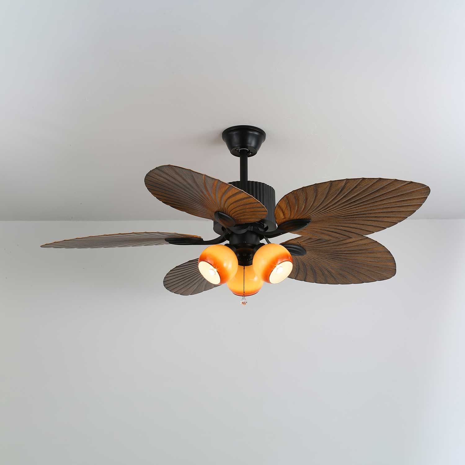 Der Deckenventilator mit Beleuchtung, installiert in einem Wohnzimmer.
