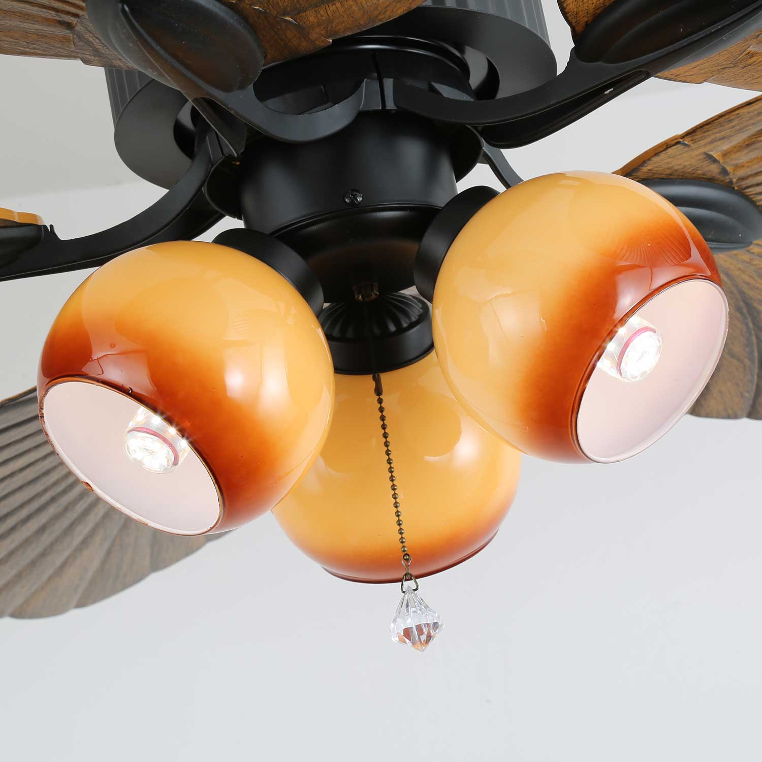 Deckenventilator mit Beleuchtung, Option weißer Lampenschirm.