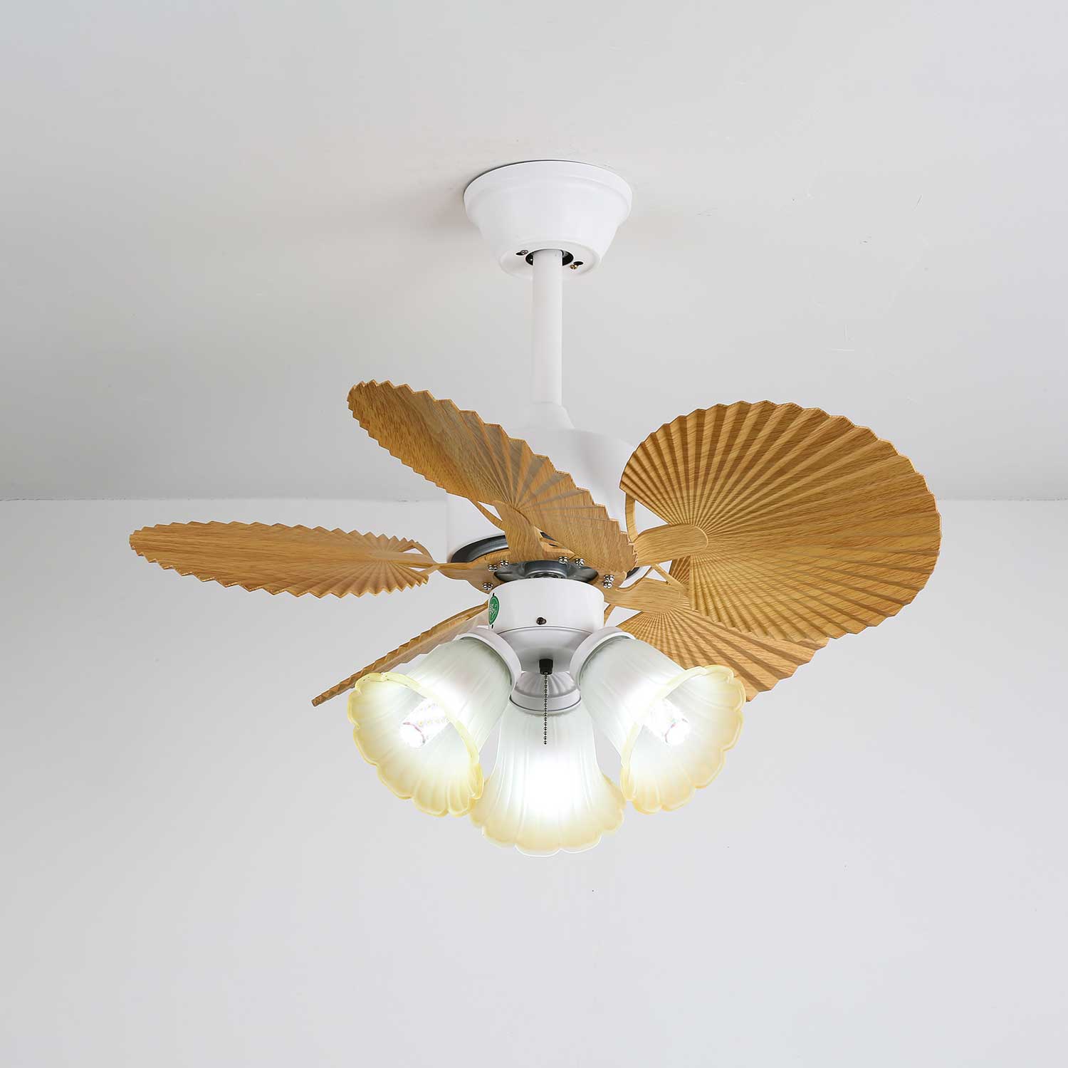 Detail der ABS-Flügel und des Lichtquellenbereichs des Deckenventilators
