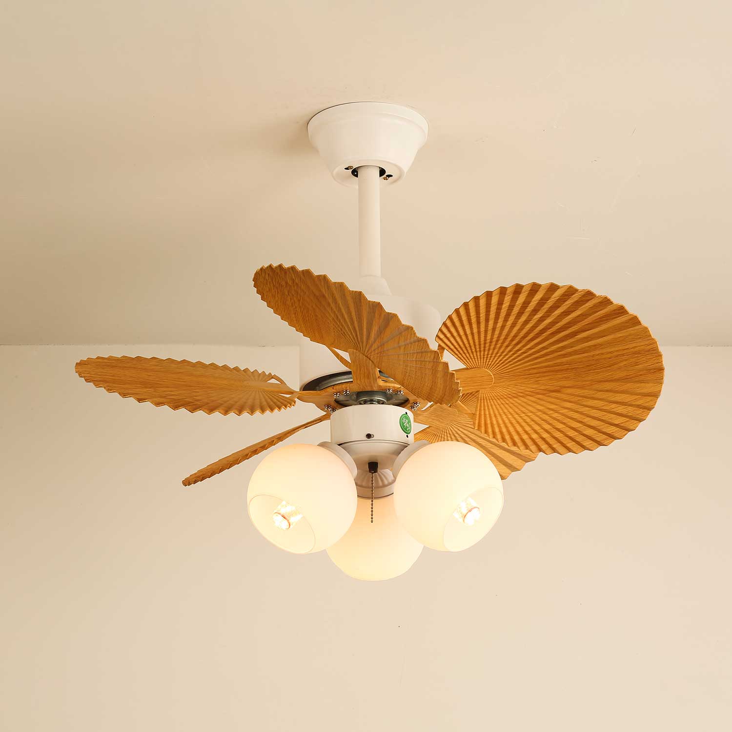 Seitenansicht der Aurelia Deckenventilatorleuchte, die ihr Profil zeigt