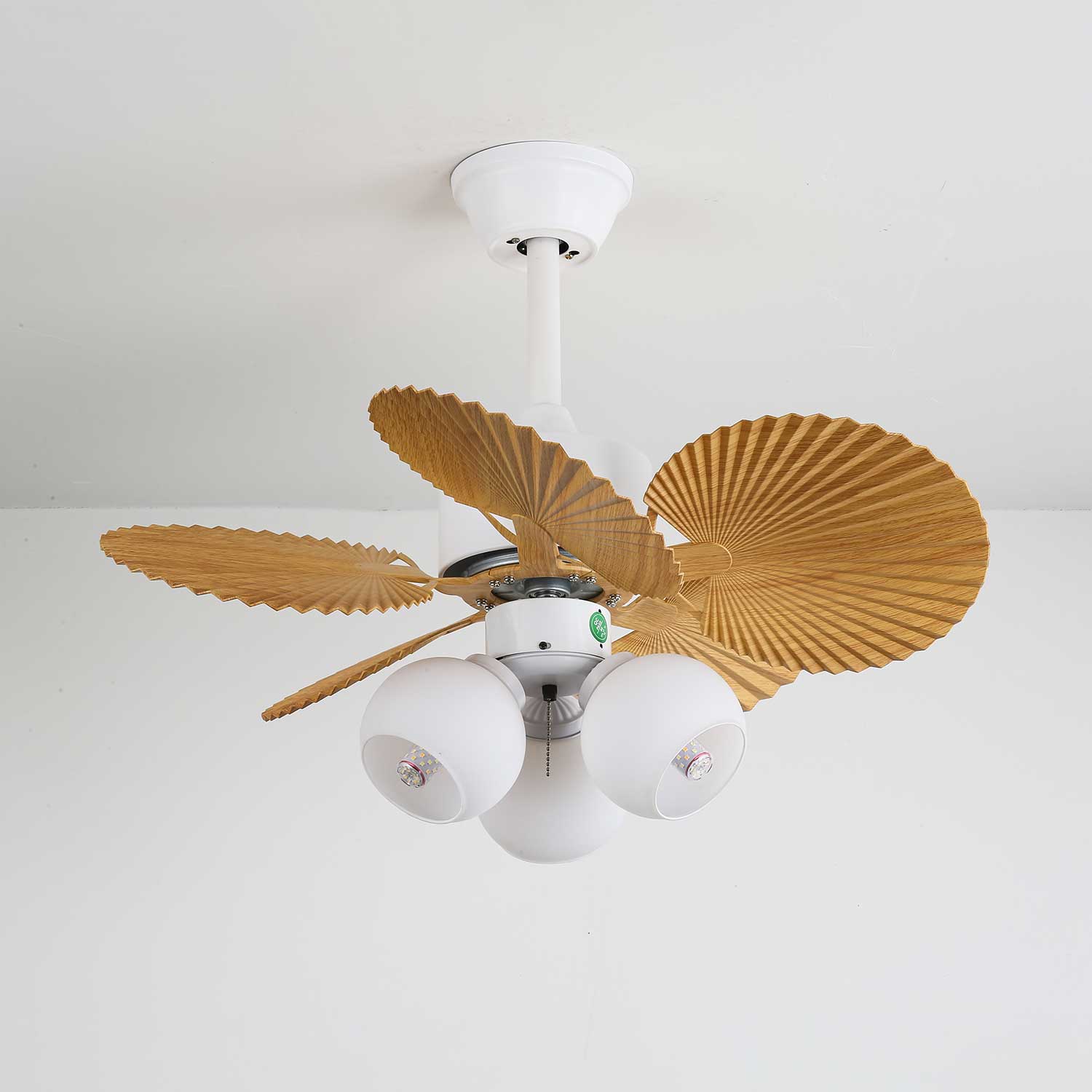 Aurelia Vintage Deckenventilatorleuchte aus Holz und Glas mit einem bernsteinfarbenen Lampenschirm