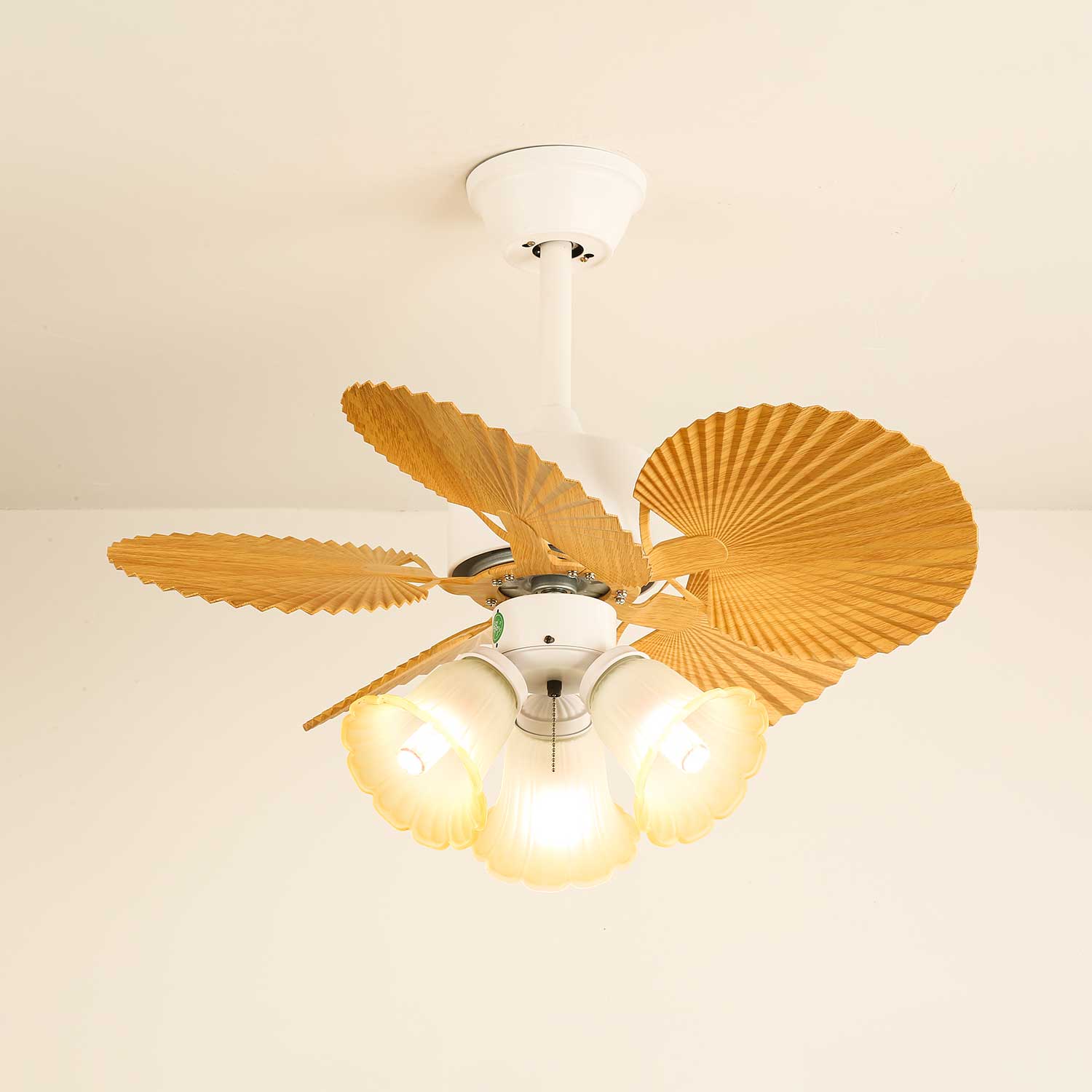 Aurelia Vintage Deckenventilatorleuchte aus Holz und Glas, die ihre 6-Stufen-Regelung demonstriert