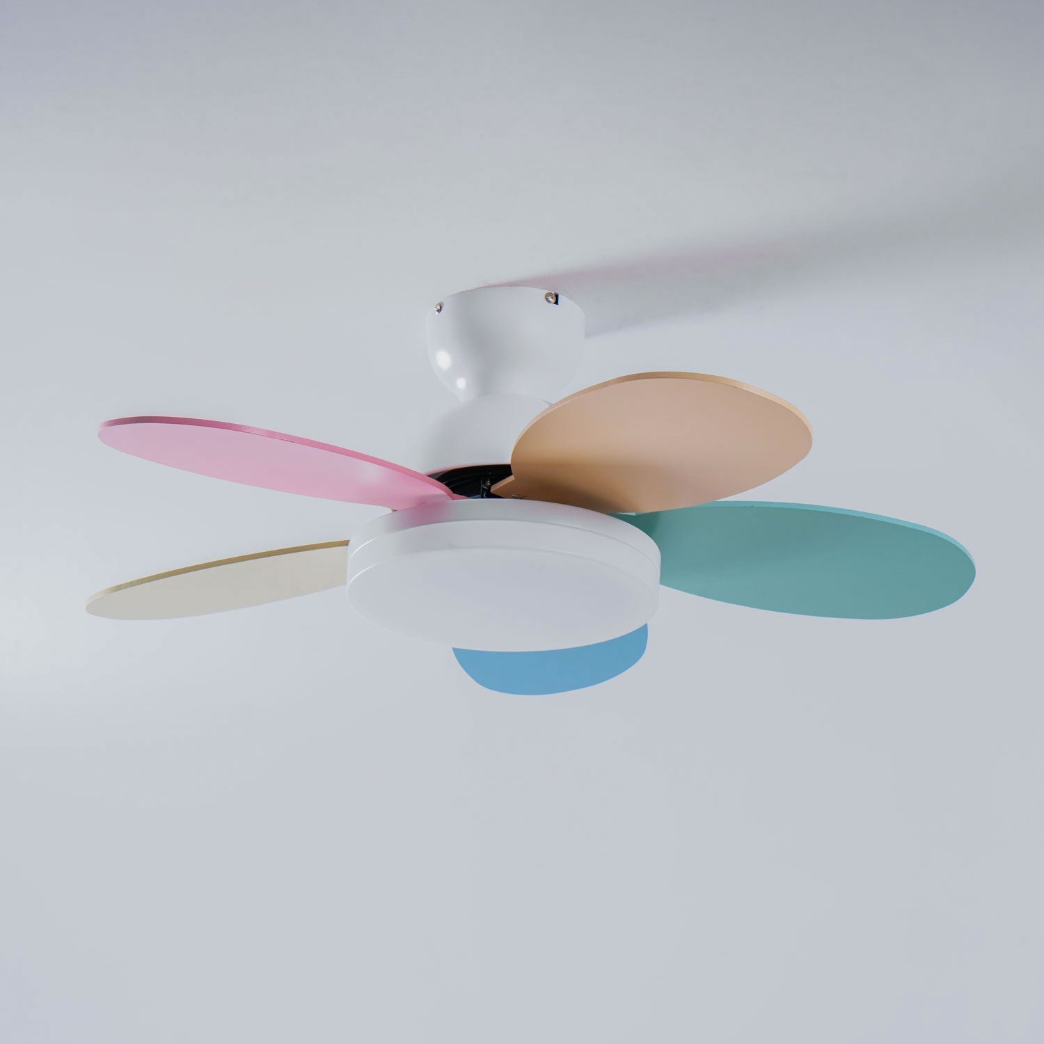 Liora Bunter Glas-Deckenventilator mit Beleuchtung, in einem Schlafzimmer