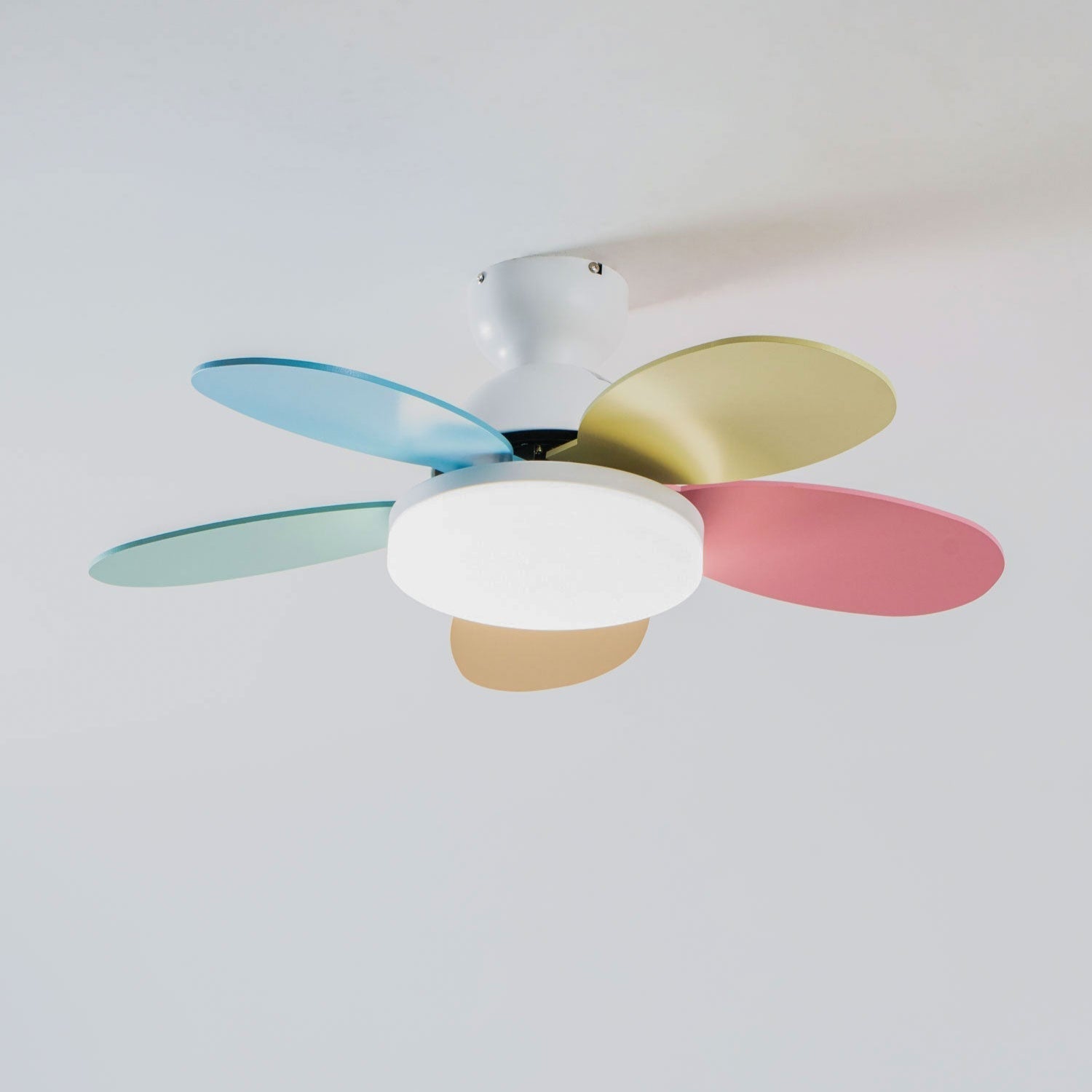 Liora Deckenventilator mit Beleuchtung für Kinderzimmer, präsentiert sein einzigartiges Design