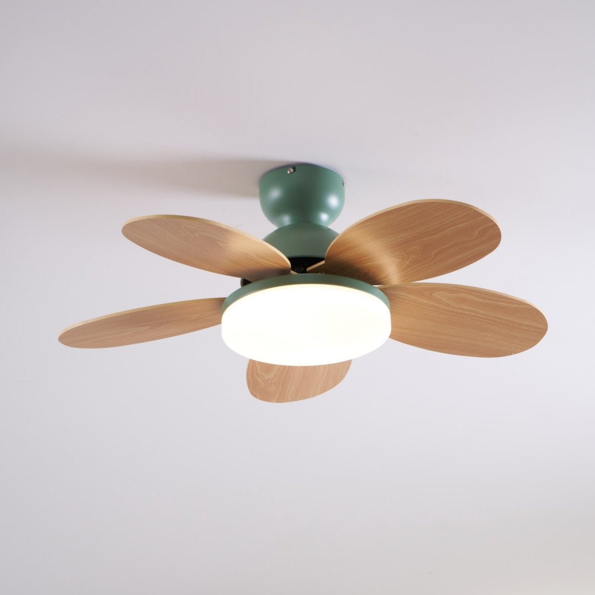 Liora Bunter Glas-Deckenventilator mit Beleuchtung, Nahaufnahme des Metallrahmens