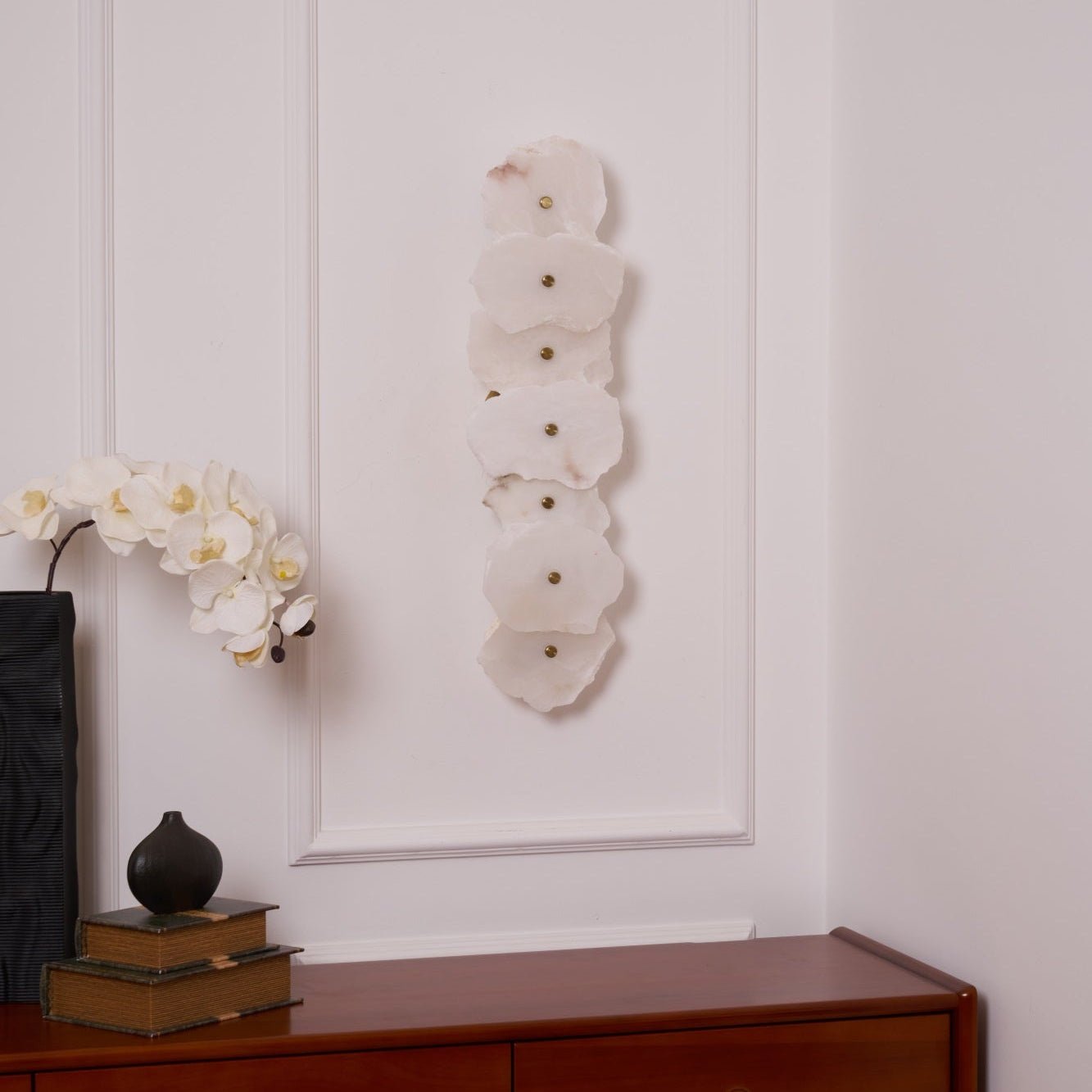 Cevra Alabaster-Blumen-Wandleuchte
