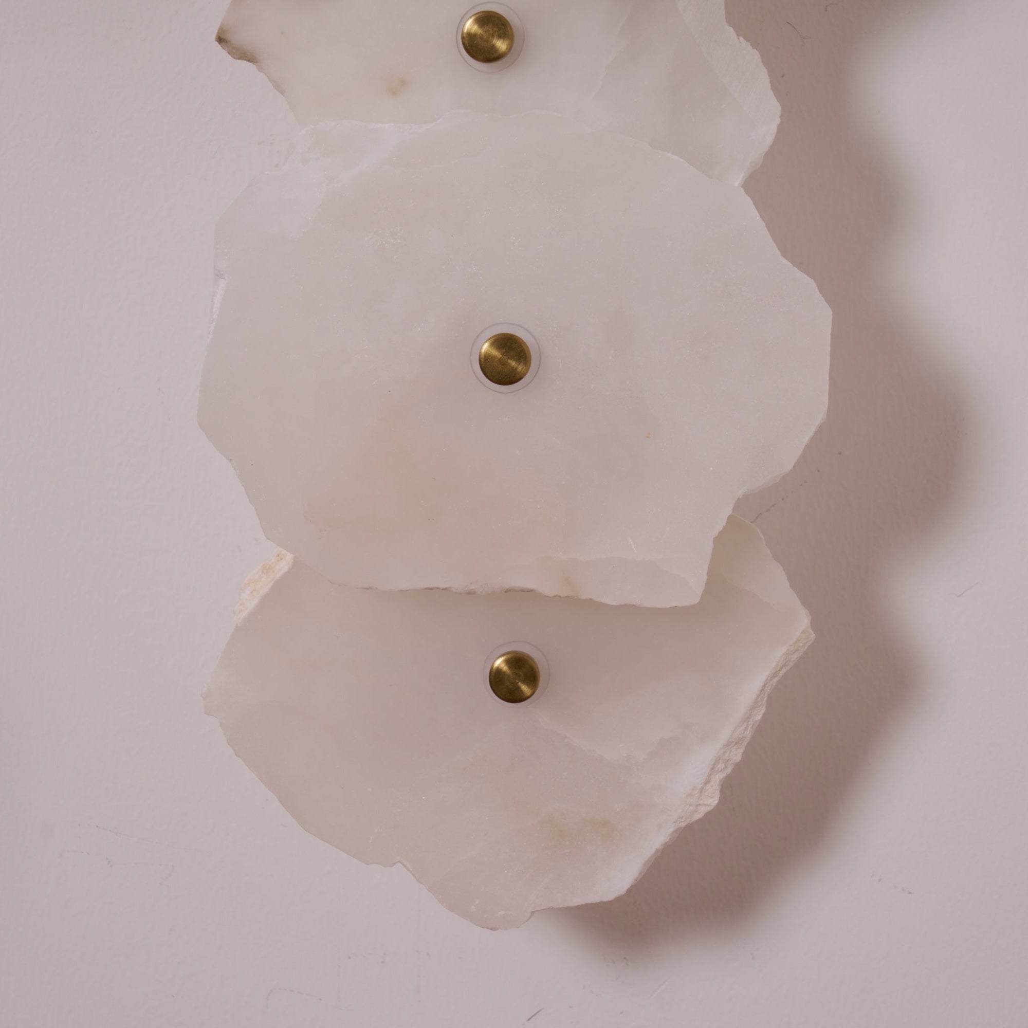 Cevra Alabaster-Blumen-Wandleuchte