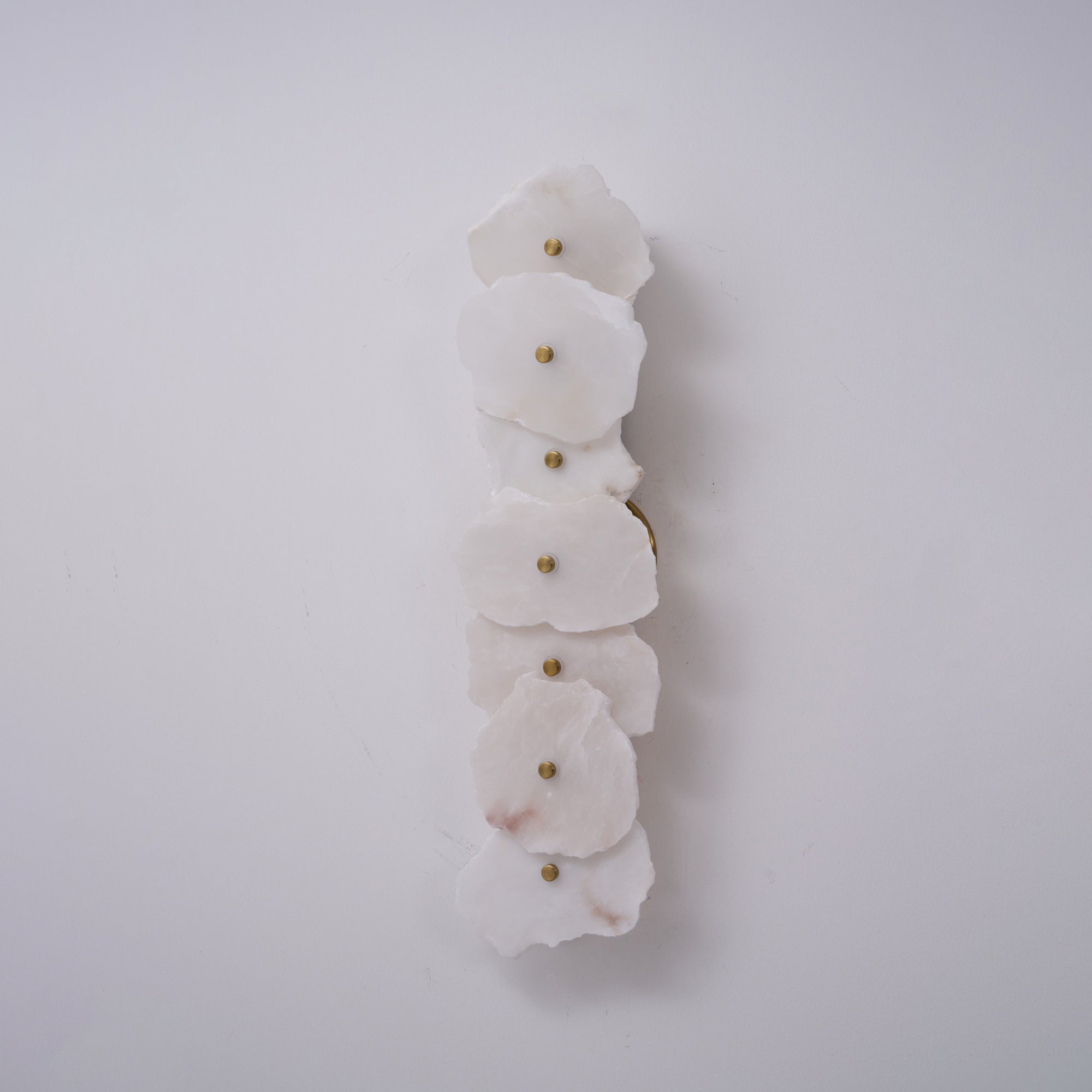 Cevra Alabaster-Blumen-Wandleuchte