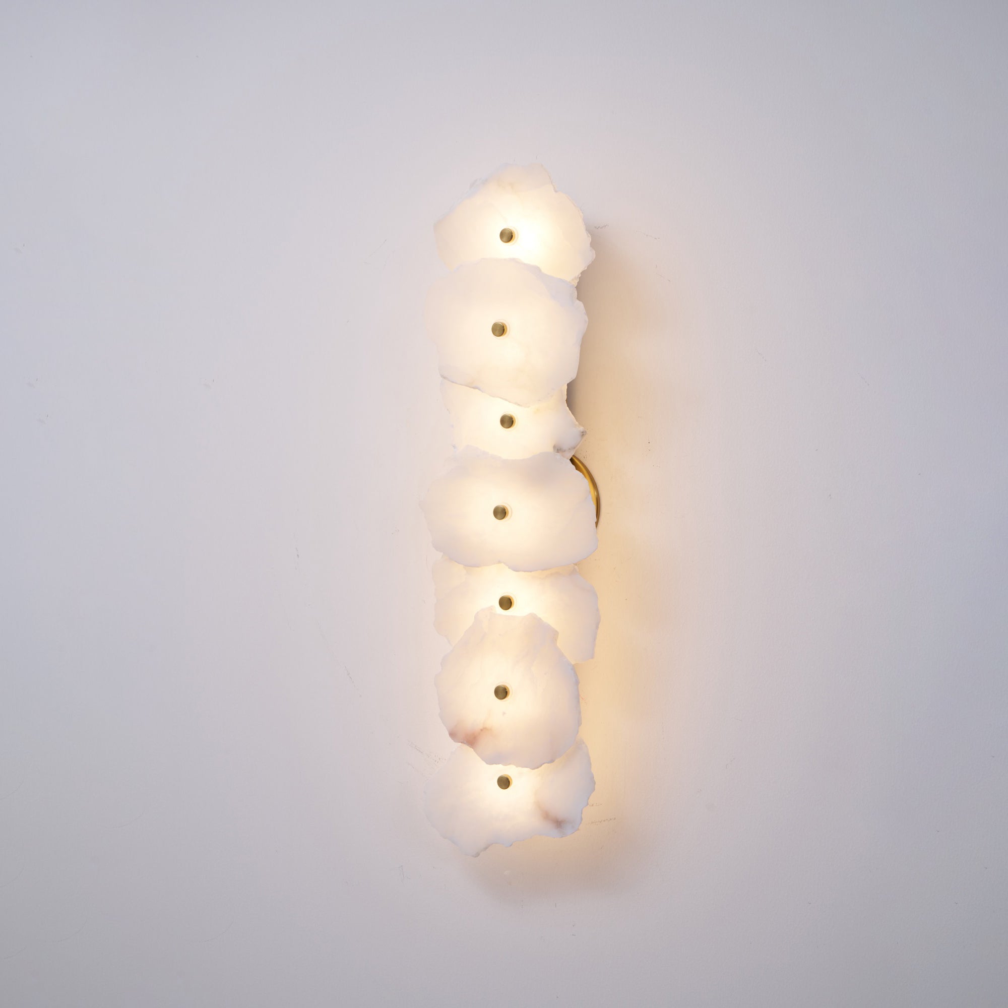 Cevra Alabaster-Blumen-Wandleuchte
