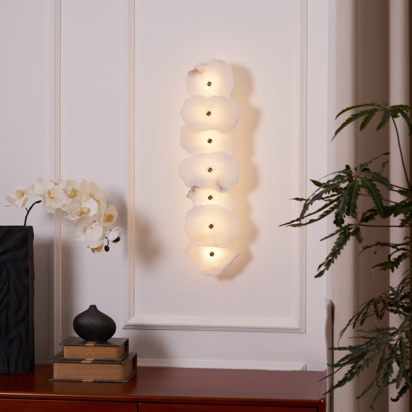 Cevra Alabaster-Blumen-Wandleuchte