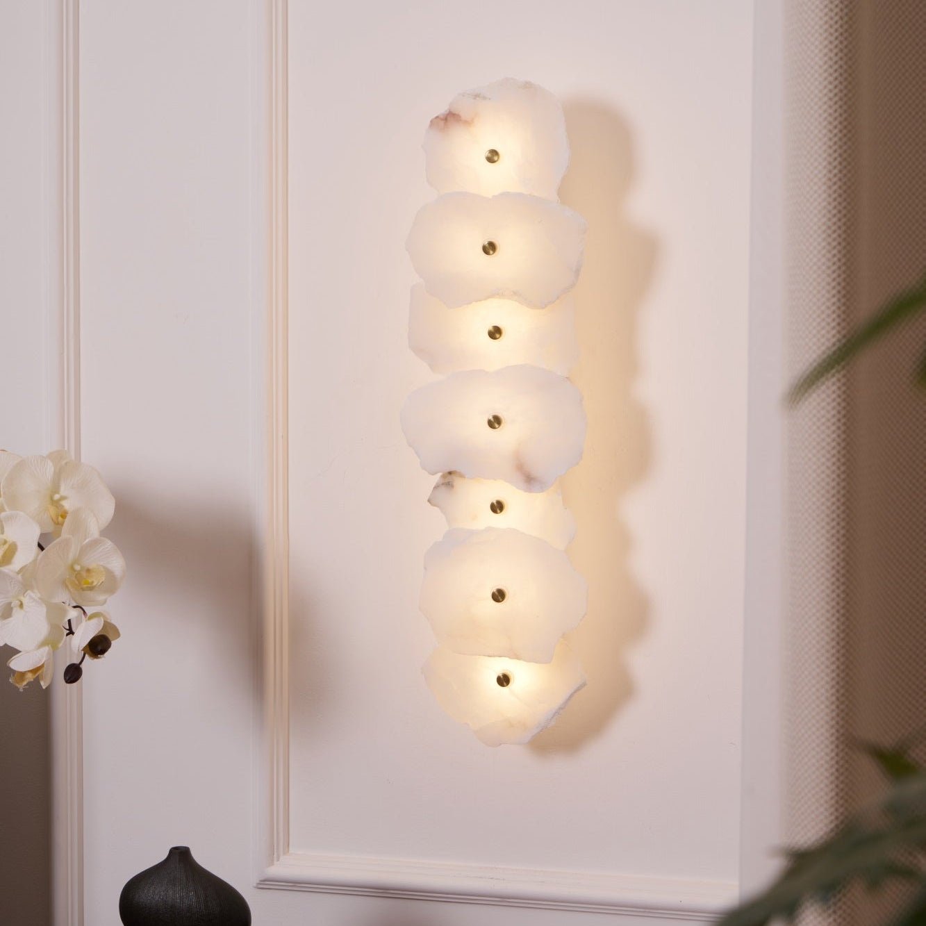 Cevra Alabaster-Blumen-Wandleuchte
