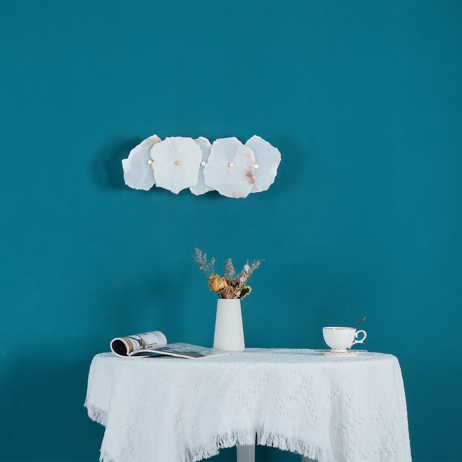 Cevra Alabaster-Blumen-Wandleuchte