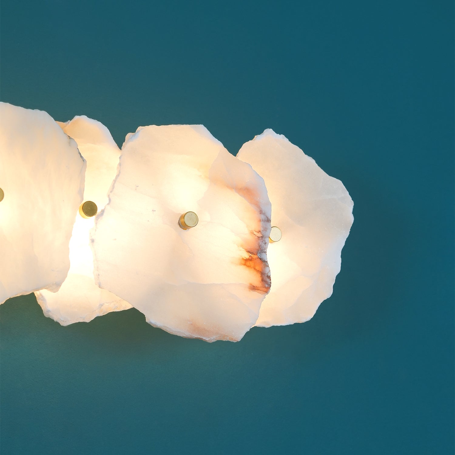 Cevra Alabaster-Blumen-Wandleuchte
