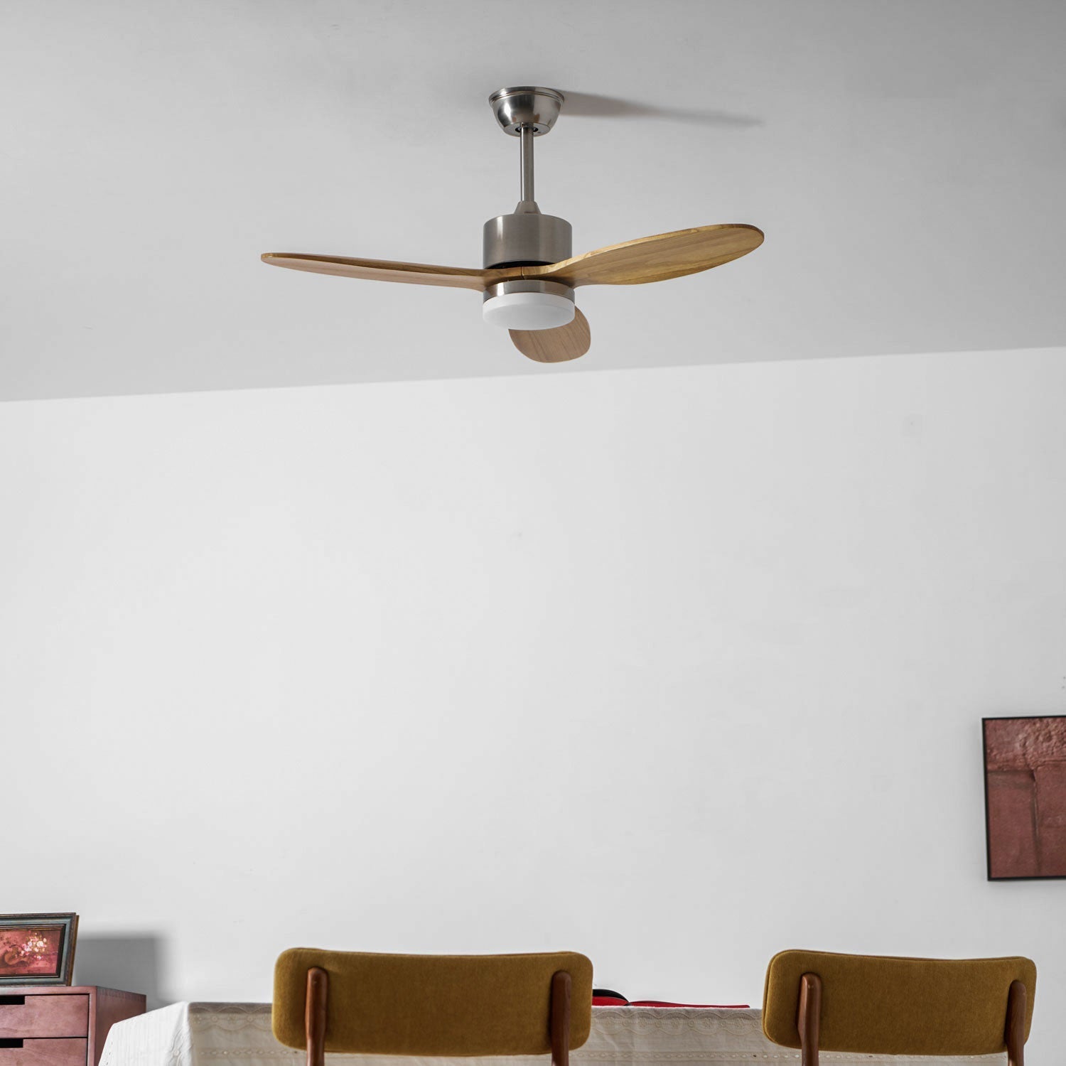 Nahaufnahme der Holzflügel der HushGlow Deckenventilatorleuchte.