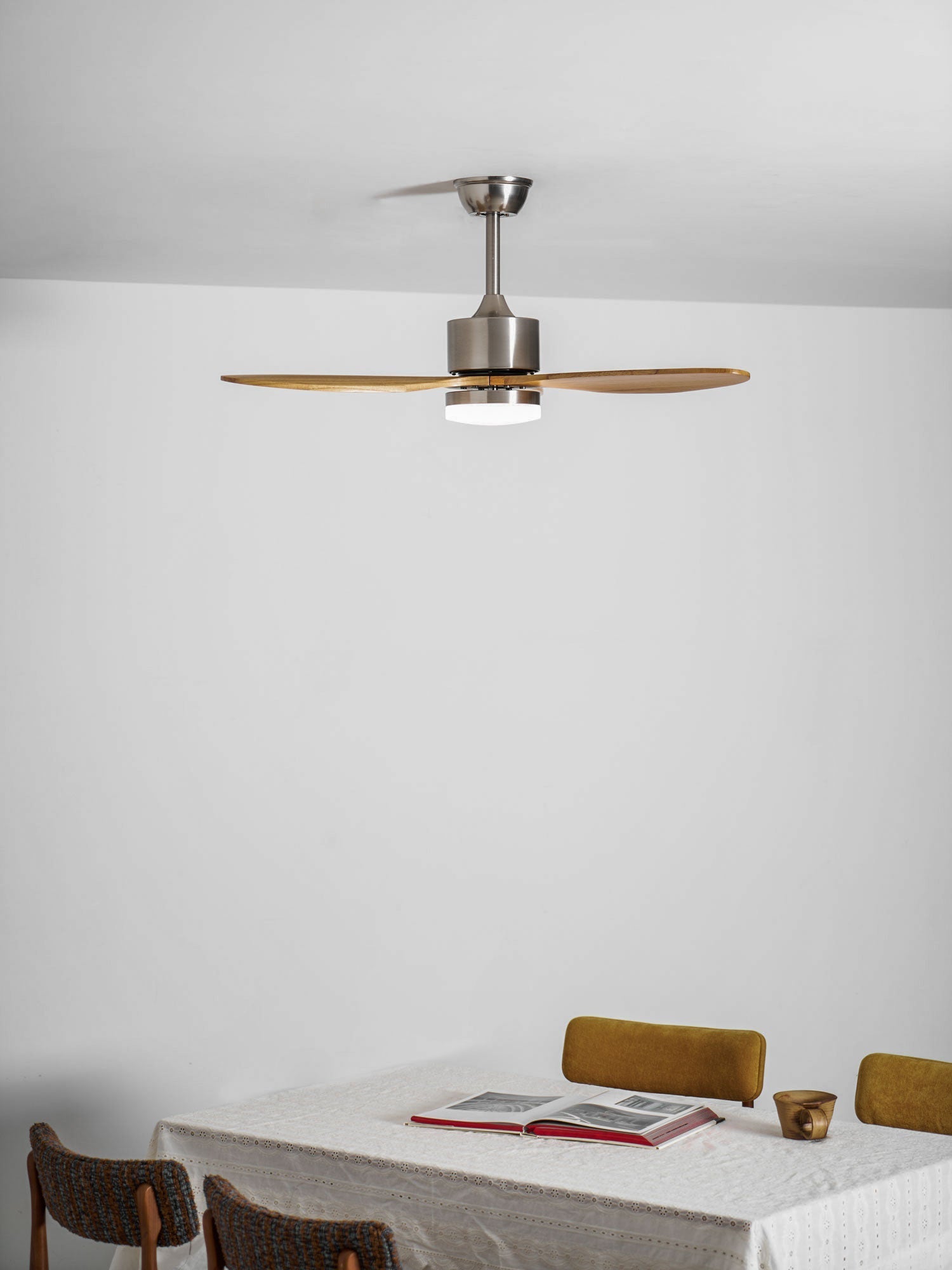 HushGlow Deckenventilatorleuchte in Walnussholz-Ausführung.