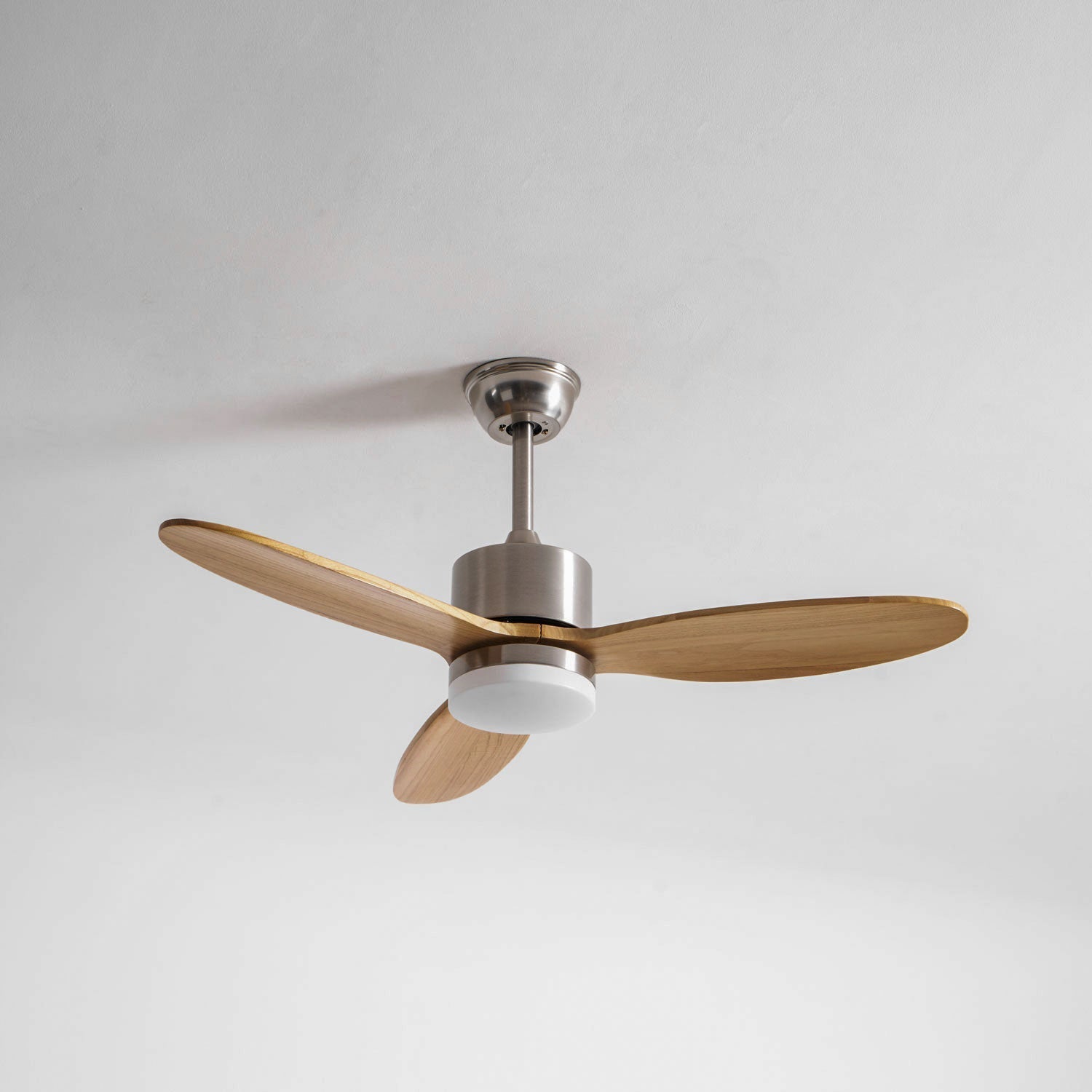 HushGlow Deckenventilatorleuchte in Nickel-Ausführung.