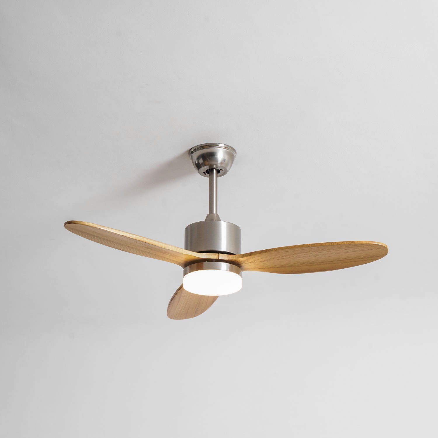 HushGlow Deckenventilatorleuchte mit weißem Lampenschirm.