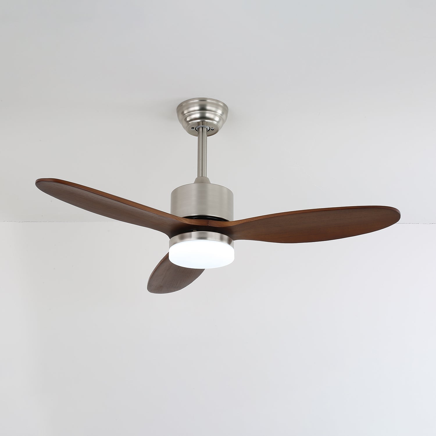 Elara Holz-Deckenventilatorleuchte aus einem anderen Blickwinkel