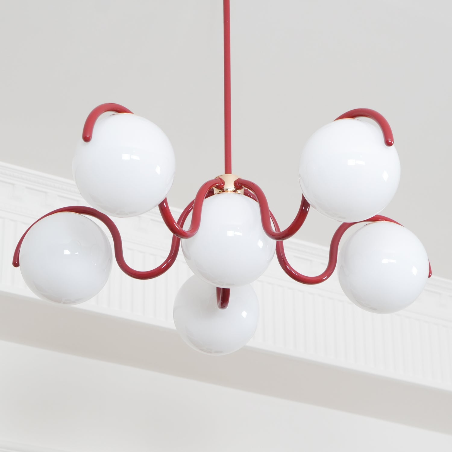 Pheva Geschwungener linearer Kronleuchter in Rot & Silber