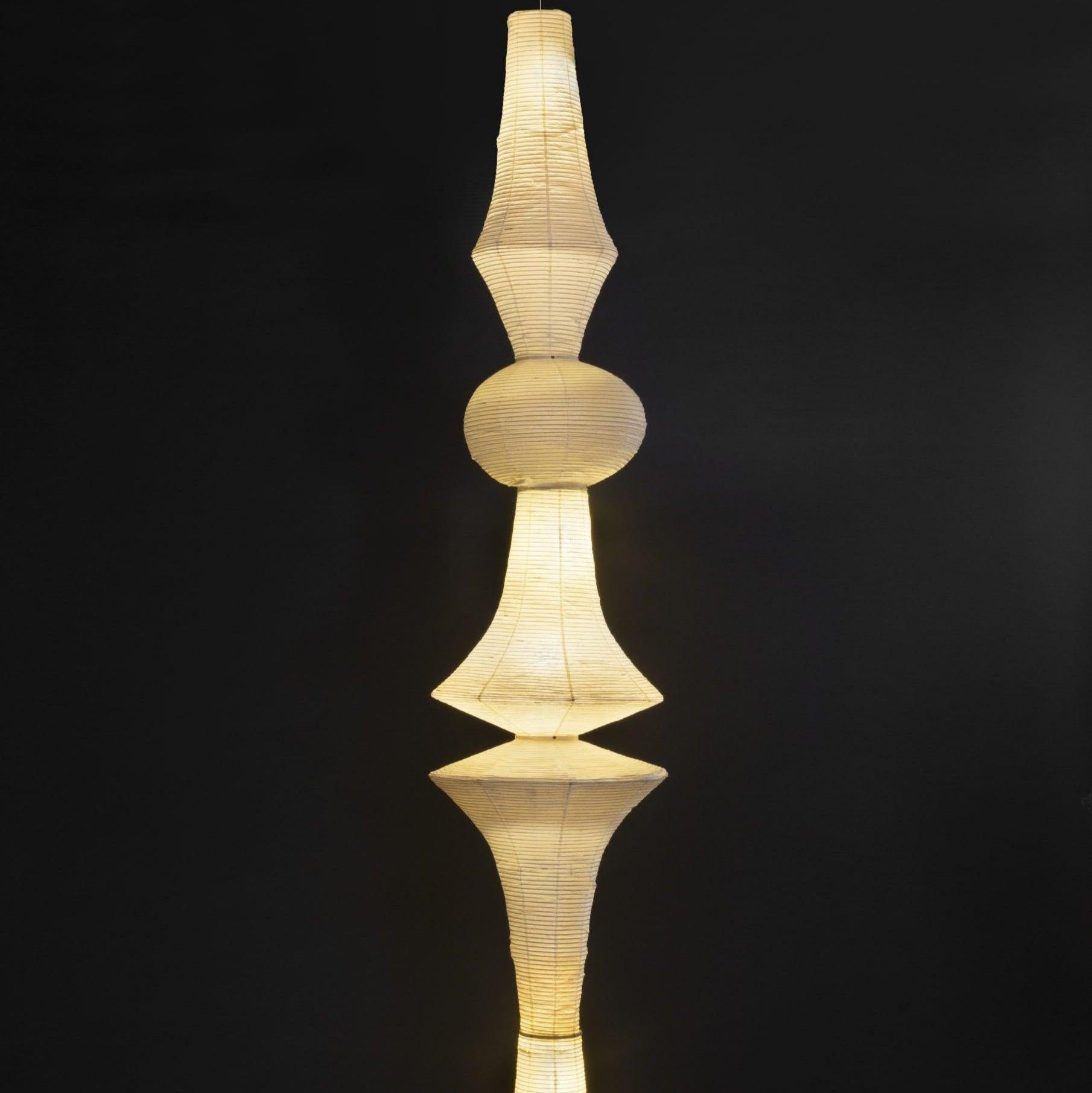 Faye Vertikale Pendelleuchte mit skulpturalem Design aus Papier