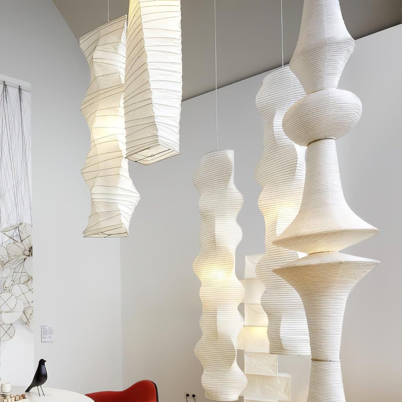 Faye Vertikale Pendelleuchte mit skulpturalem Design aus Papier