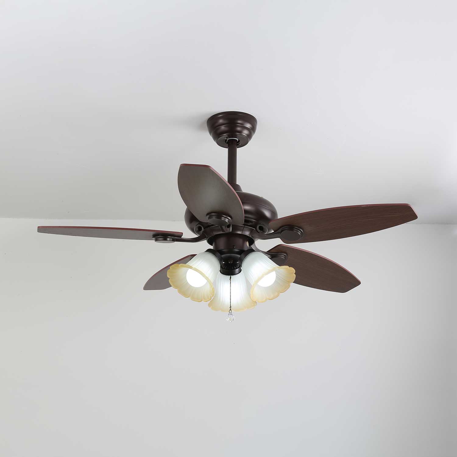 Seitenansicht der Vintage Deckenventilatorleuchte