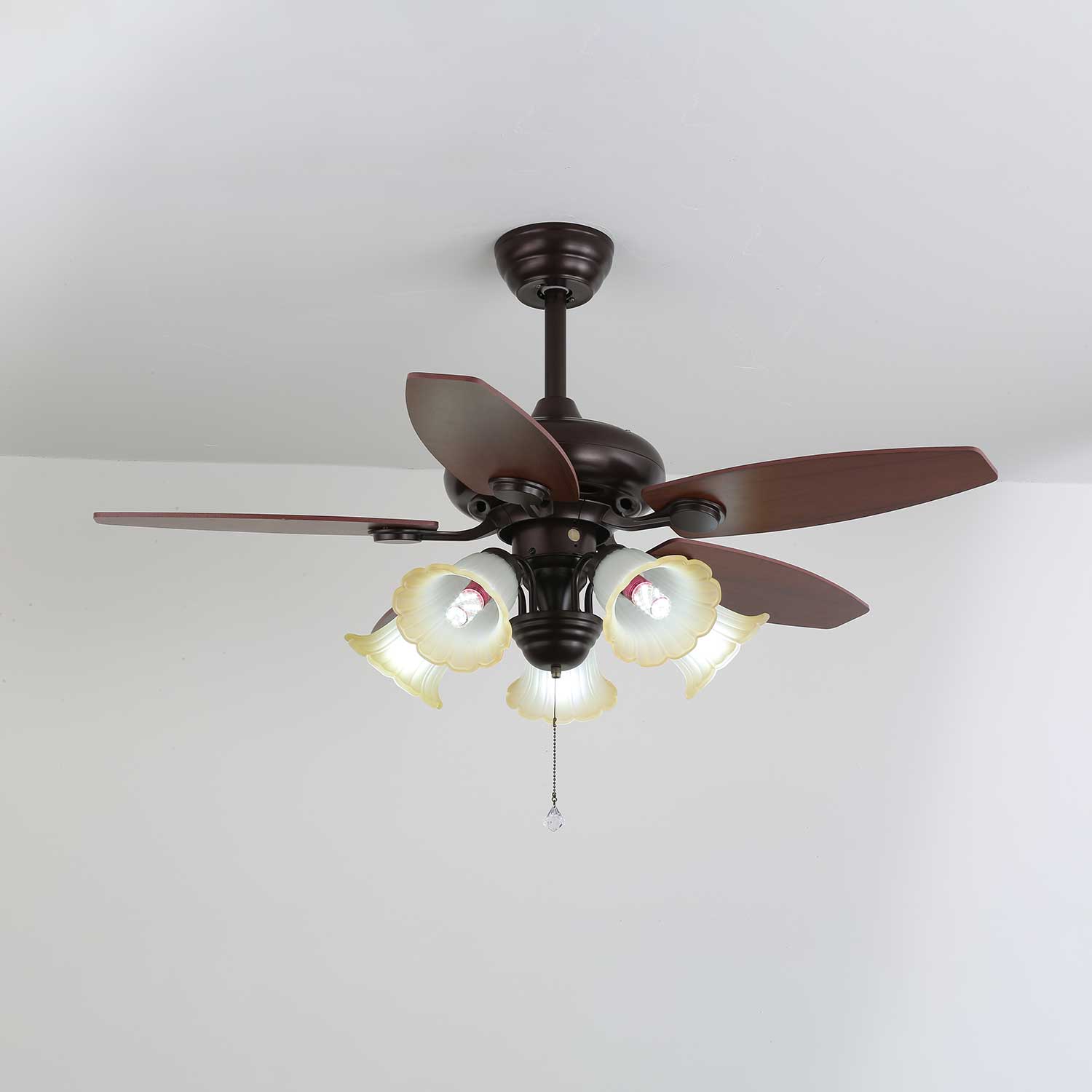 Florence Deckenventilatorleuchte in einem Wohnzimmer installiert