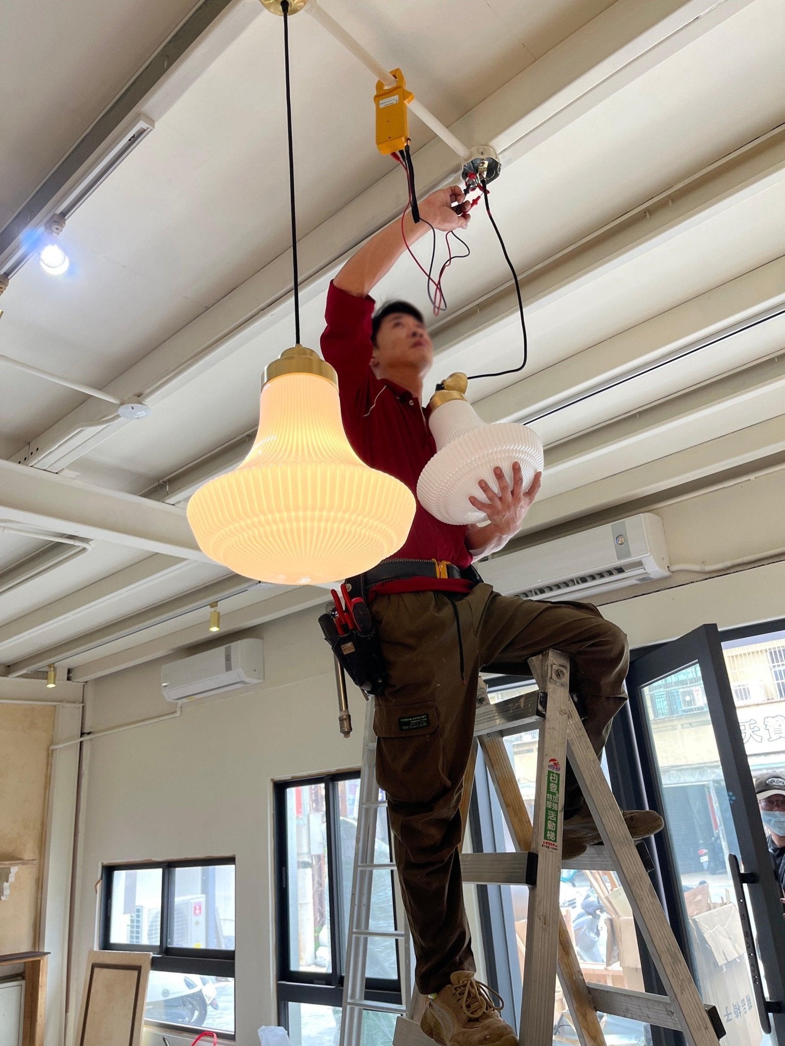 Solara Pendelleuchte Opalglas Rippen Glocke Messing Vintage-Letslighting