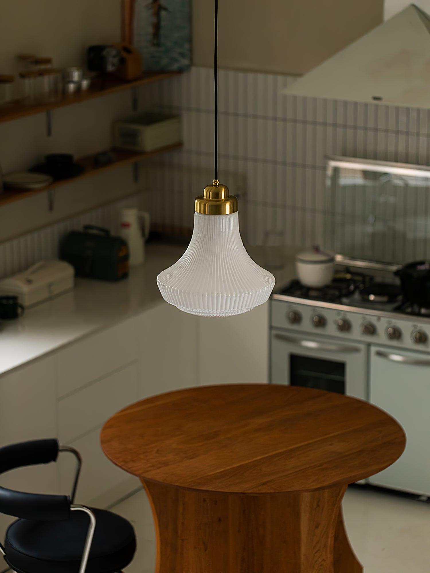 Solara Pendelleuchte Opalglas Rippen Glocke Messing Vintage-Letslighting
