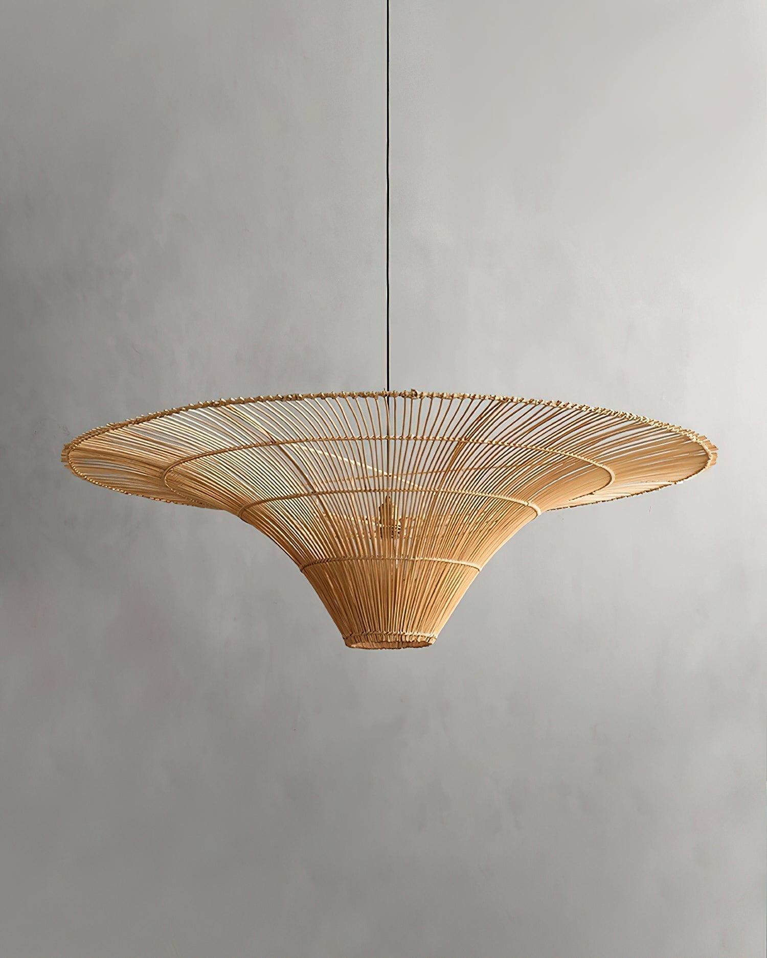 Juvia Pendelleuchte Rattan Natur Handgeflochten Breiter Schirm-Letslighting