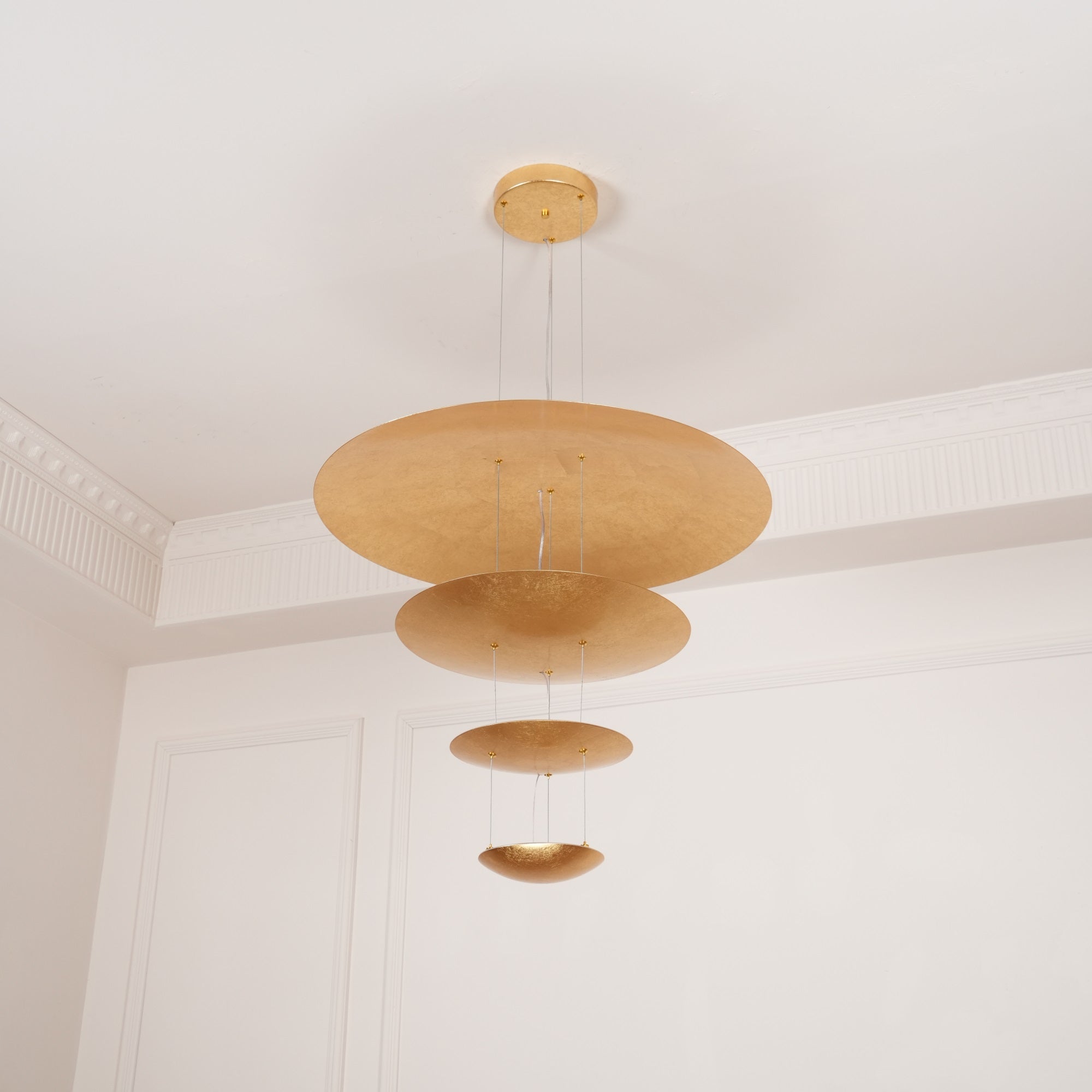 Zathaara Mehrlagige Pendelleuchte aus Goldfolie-Letslighting