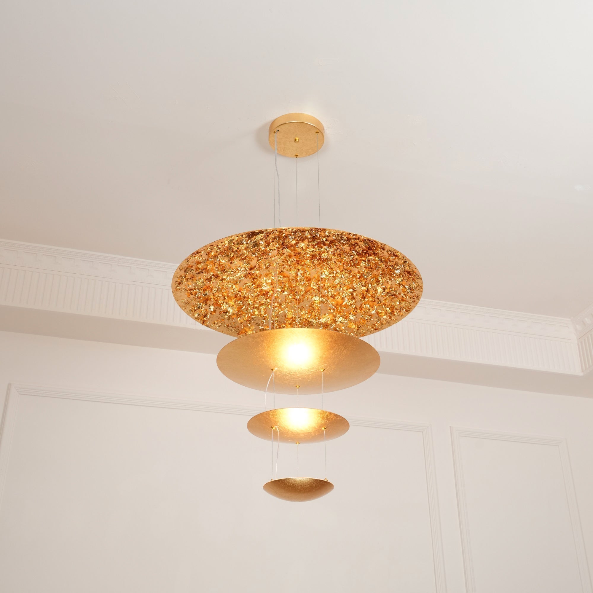 Zathaara Mehrlagige Pendelleuchte aus Goldfolie-Letslighting