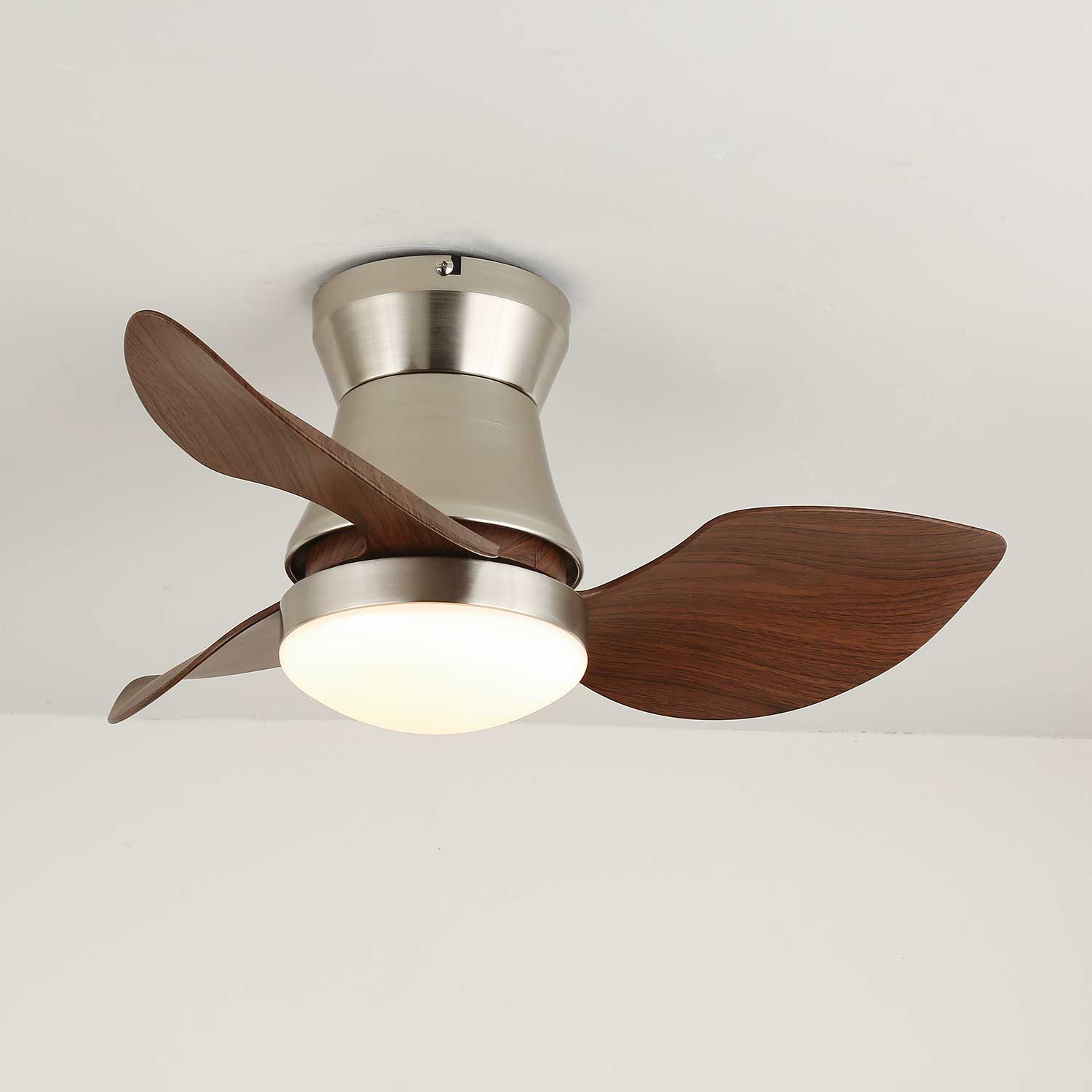 Airlume Deckenventilator mit Licht, der seinen Metallrahmen und Acrylschirm hervorhebt.