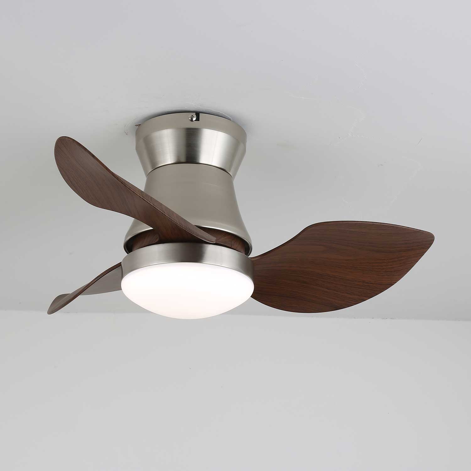 Detail der integrierten LED-Beleuchtung am Airlume Modernen Deckenventilator.