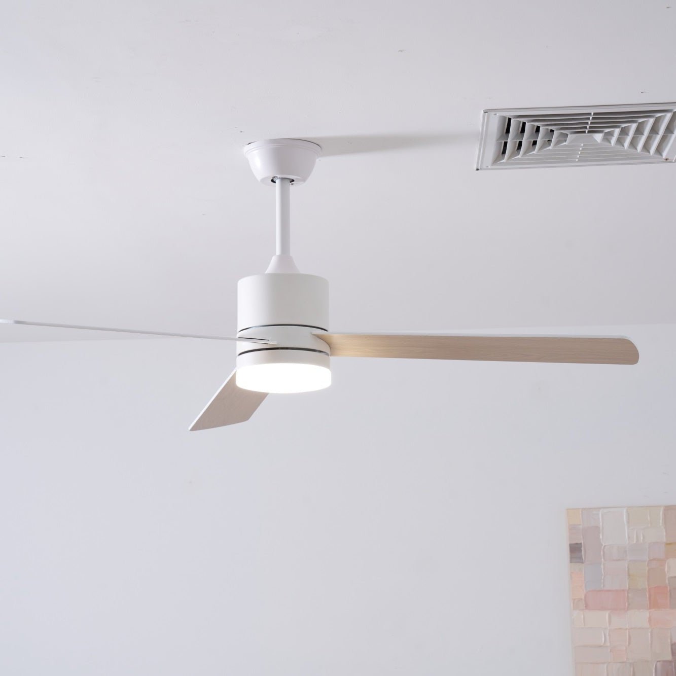 Schräge Ansicht des Ventilators, betont sein minimalistisches Design.