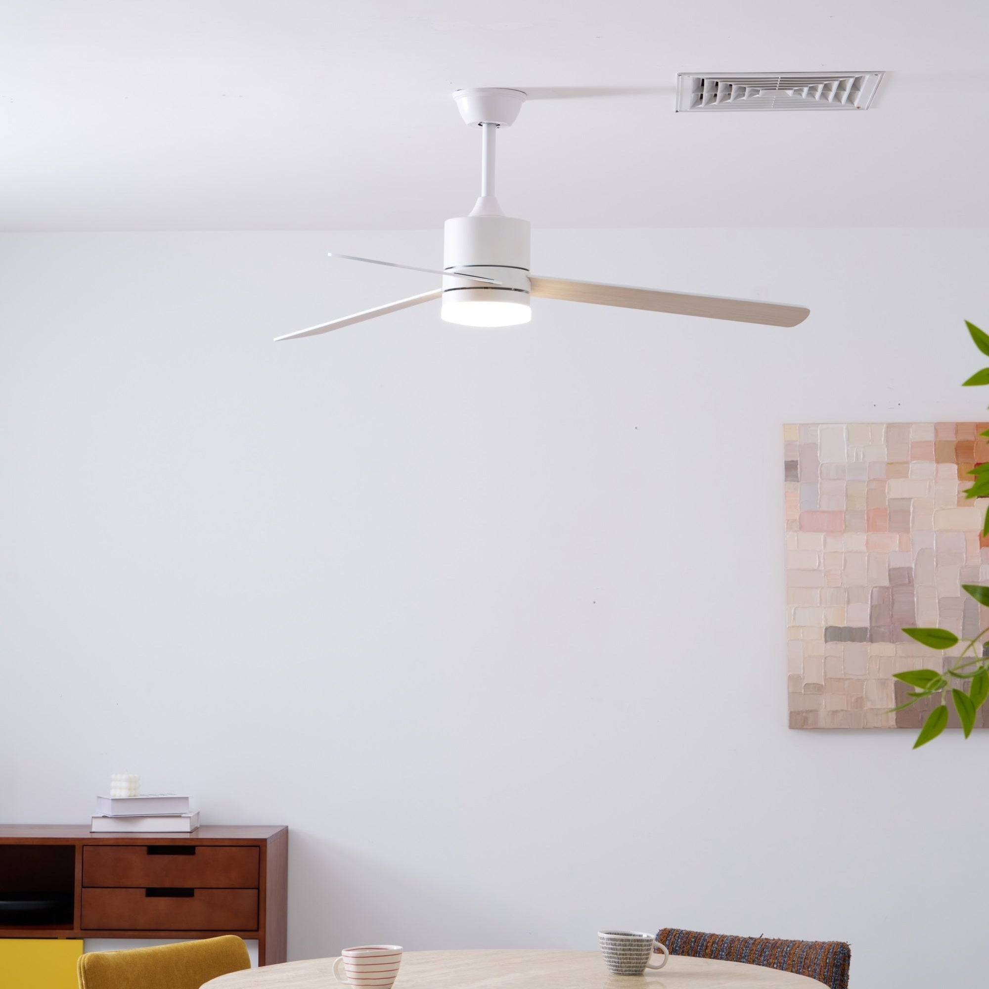 Detail der Metallrahmenkonstruktion der Ventilatorlampe.
