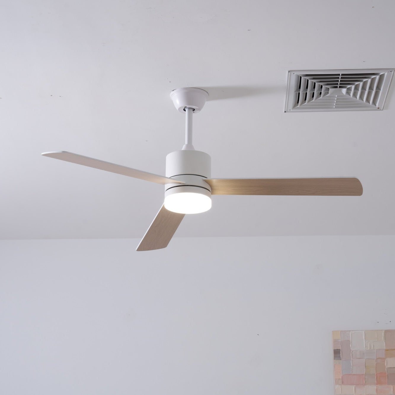 Lennox Drift Ventilator mit eingeschaltetem Licht, beleuchtet einen Raum.