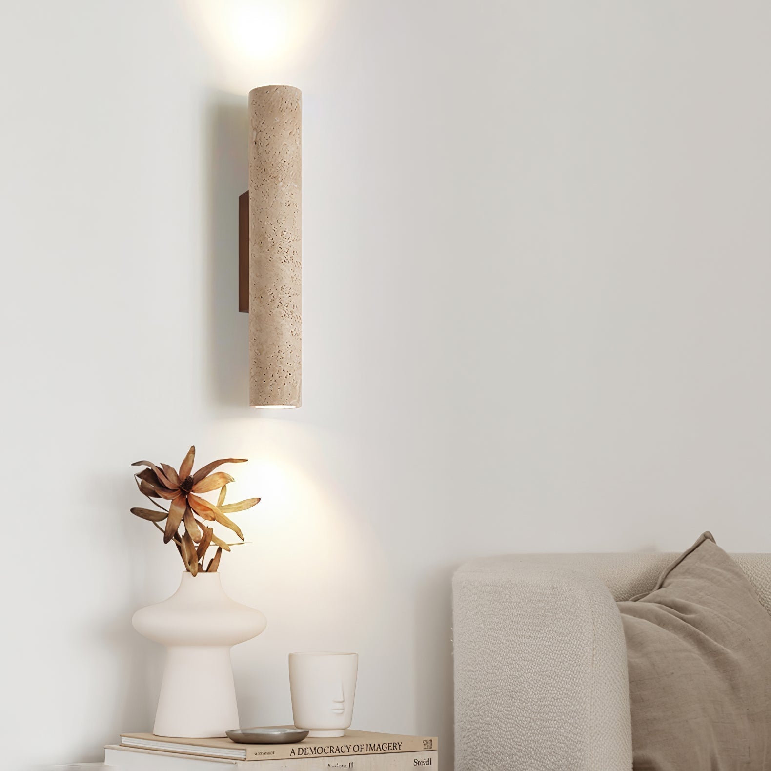 Olvaros Schlanker Zylinder Travertin Wandleuchte-Letslighting