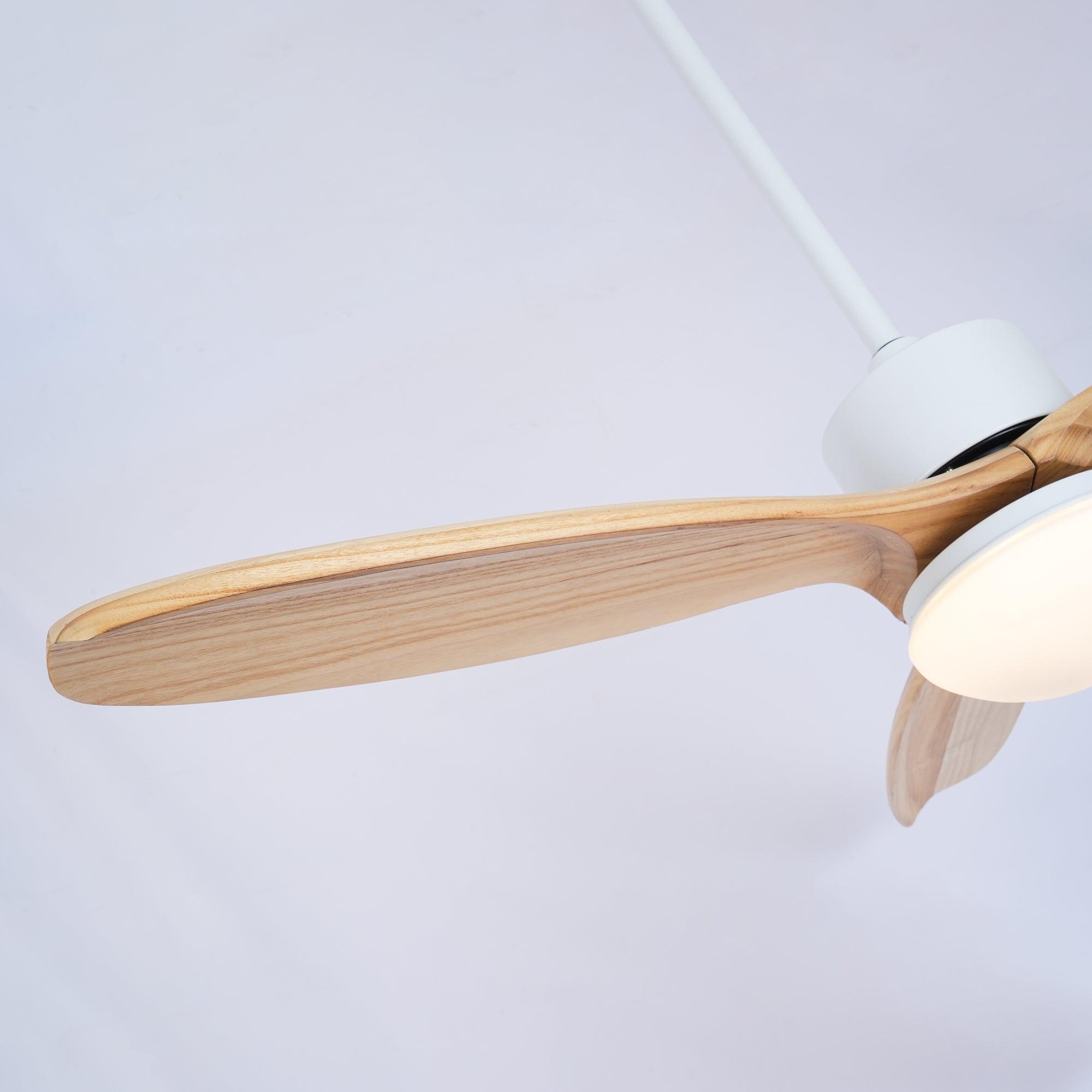 Brivel Ventilatorleuchte in einem Schlafzimmerambiente.
