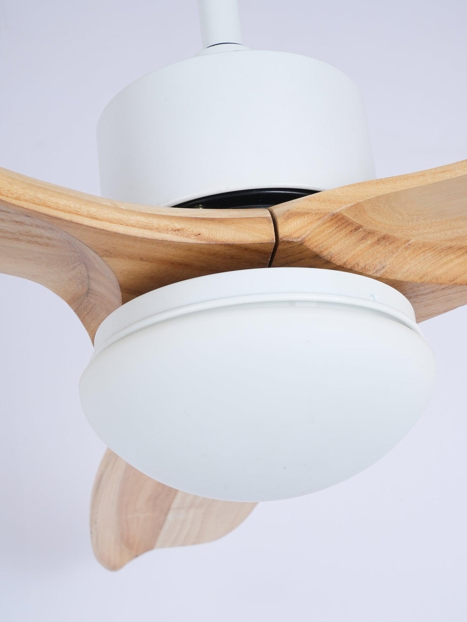 Brivel Ventilatorleuchte, die ihren leisen Betrieb demonstriert.
