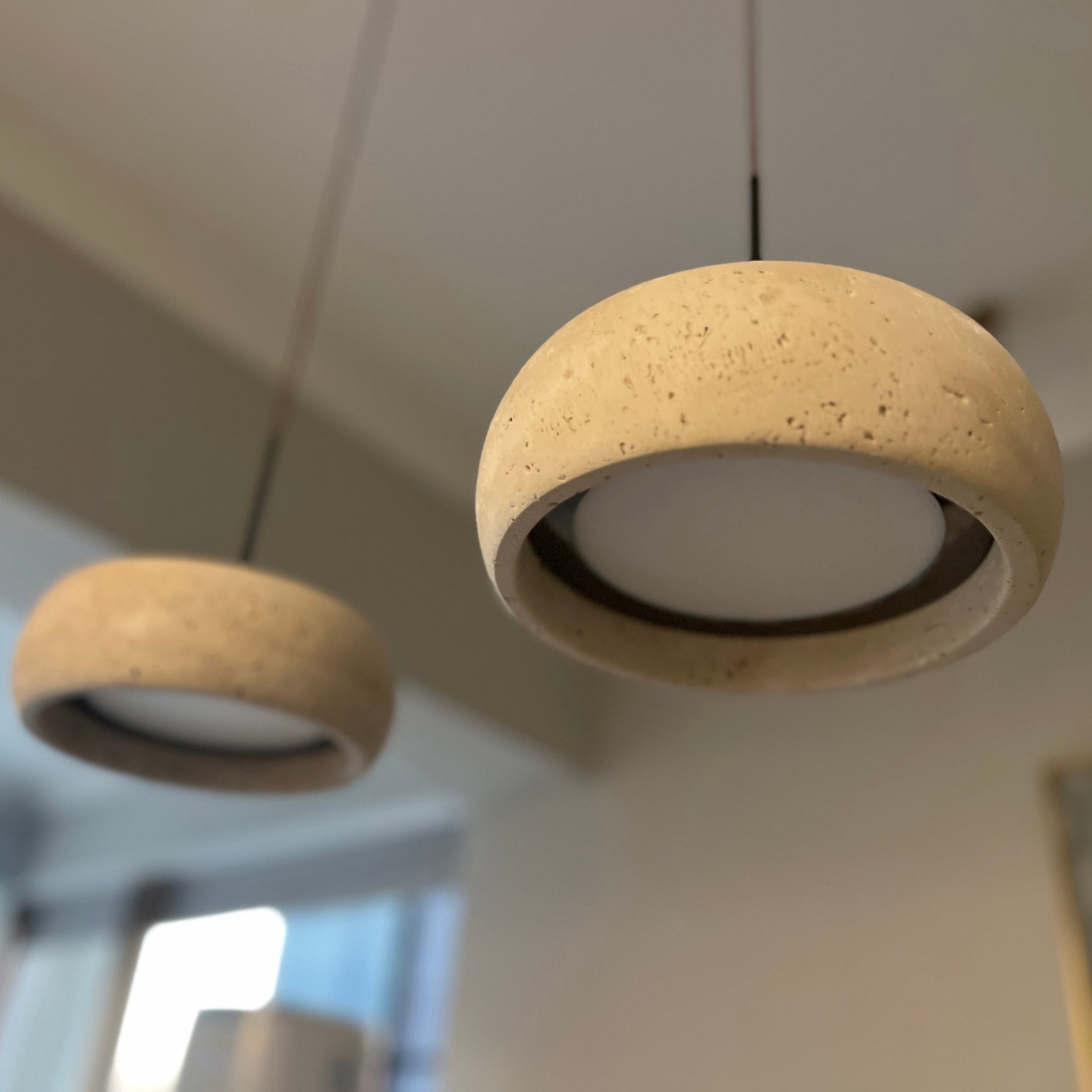 Tova Donut-förmige Travertin-Pendelleuchten