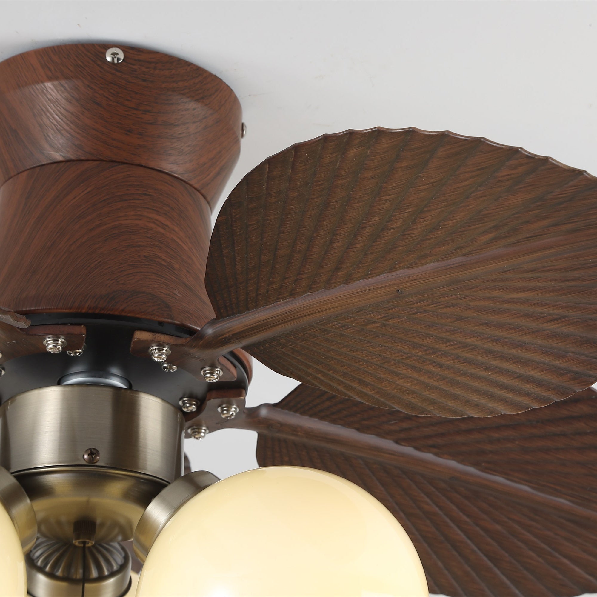 Walden Eiche Deckenventilator mit Beleuchtung von unten, zeigt Lichtquelle