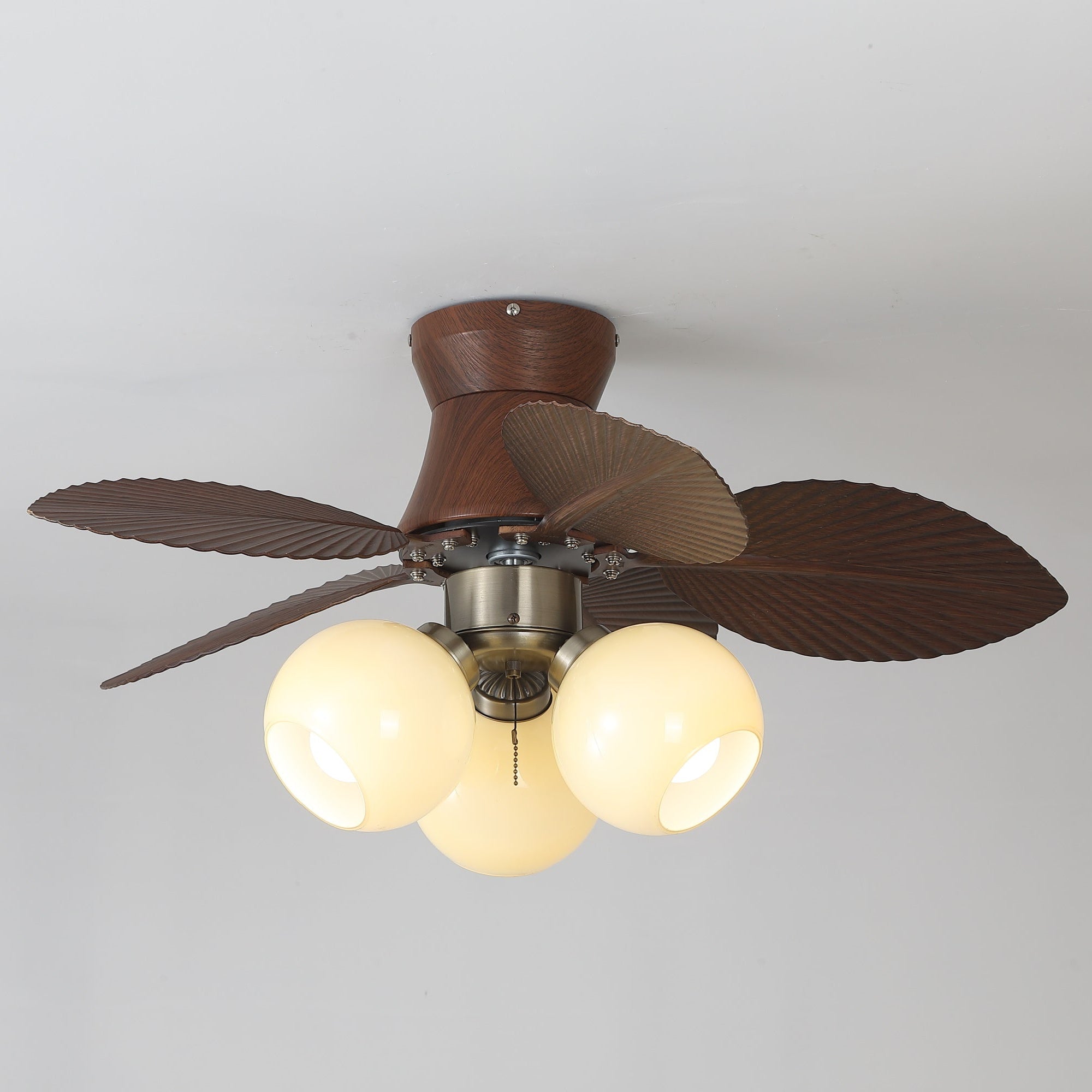 Walden Eiche Deckenventilator mit Beleuchtung in einem modernen Heimbüro