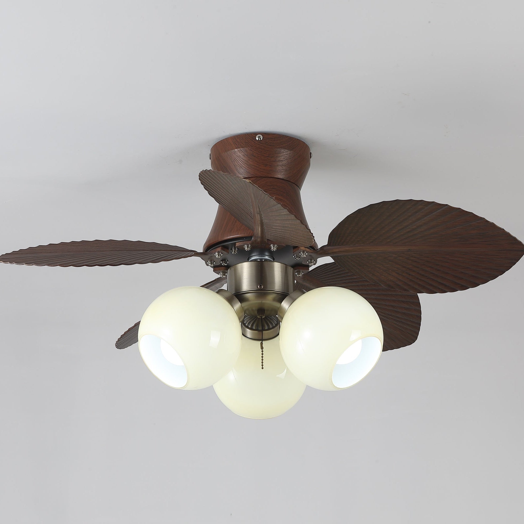Walden Eiche Deckenventilator mit Beleuchtung in einem modernen Wohnzimmer