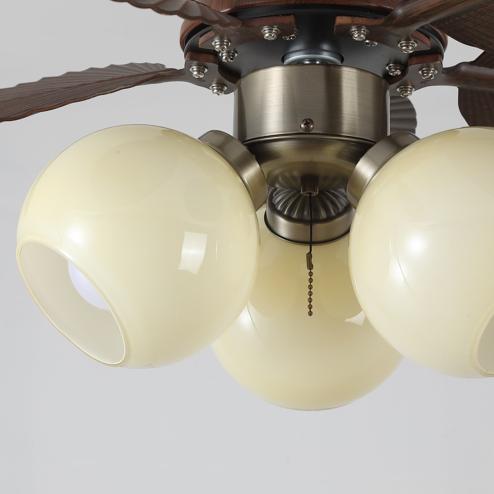 Walden Eiche Deckenventilator mit Beleuchtung in einem Schlafzimmer