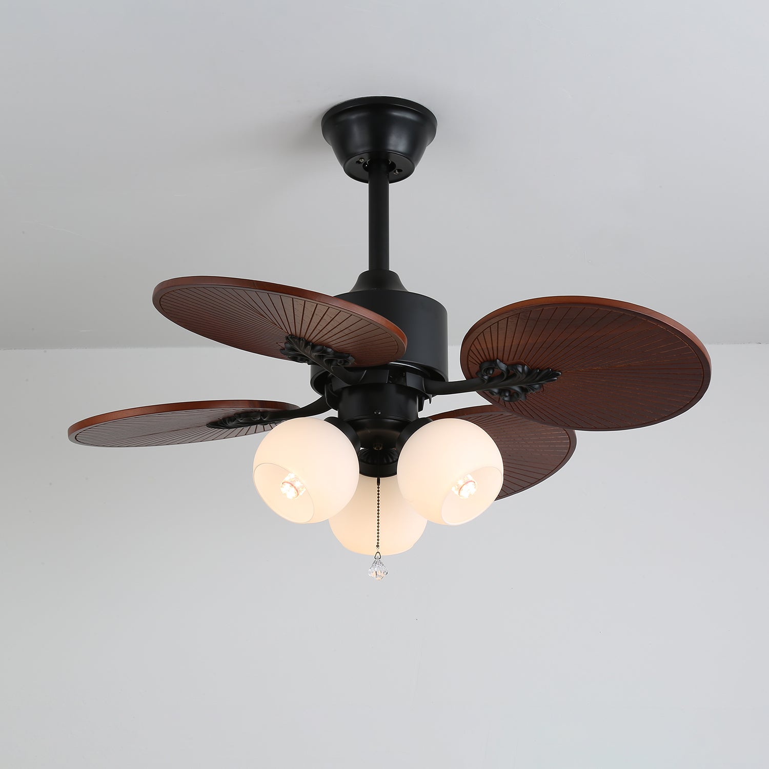 Solara Ventilatorleuchte in einem gewerblichen Innenbereich, z.B. einem Café.